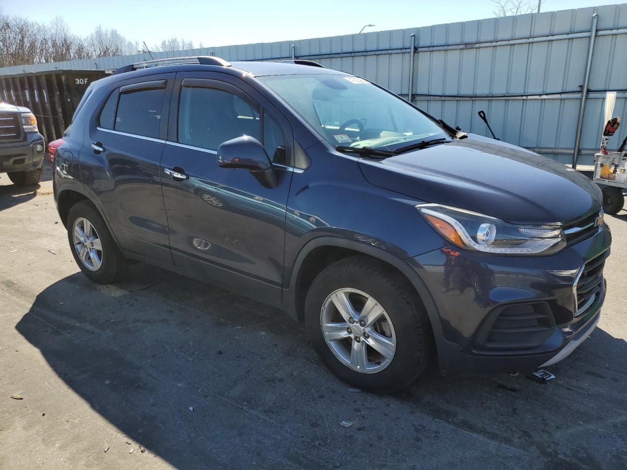 Photo 3 VIN: 3GNCJPSB7JL330831 - CHEVROLET TRAX 