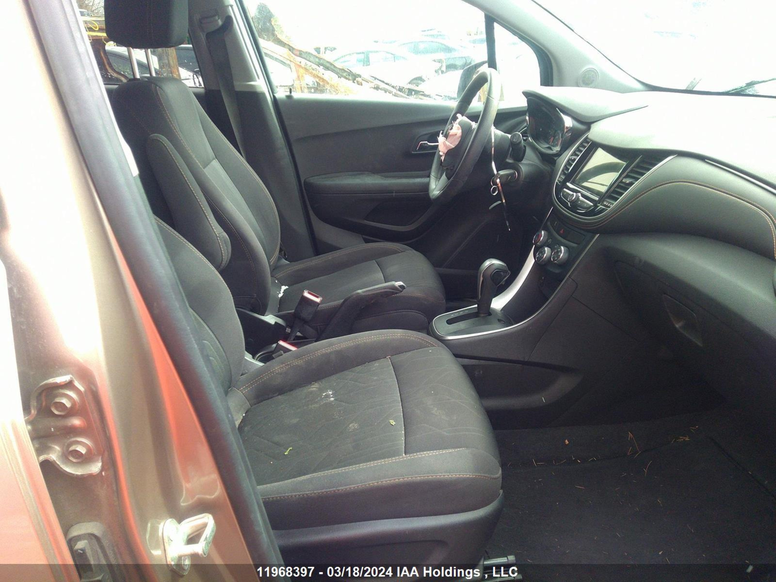 Photo 4 VIN: 3GNCJPSB7JL393525 - CHEVROLET TRAX 