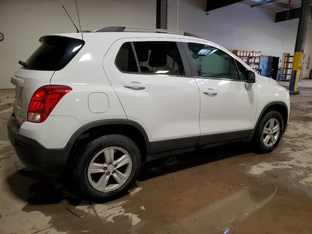 Photo 2 VIN: 3GNCJRSB2FL255118 - CHEVROLET TRAX 