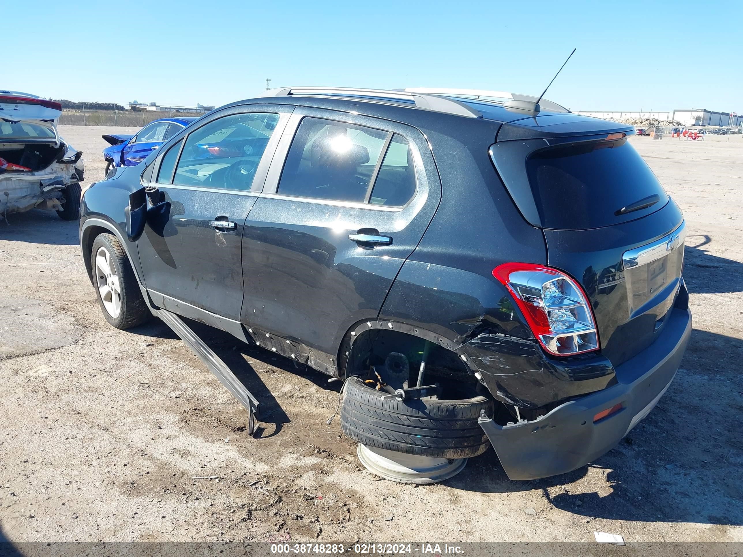 Photo 2 VIN: 3GNCJTSB9FL212957 - CHEVROLET TRAX 