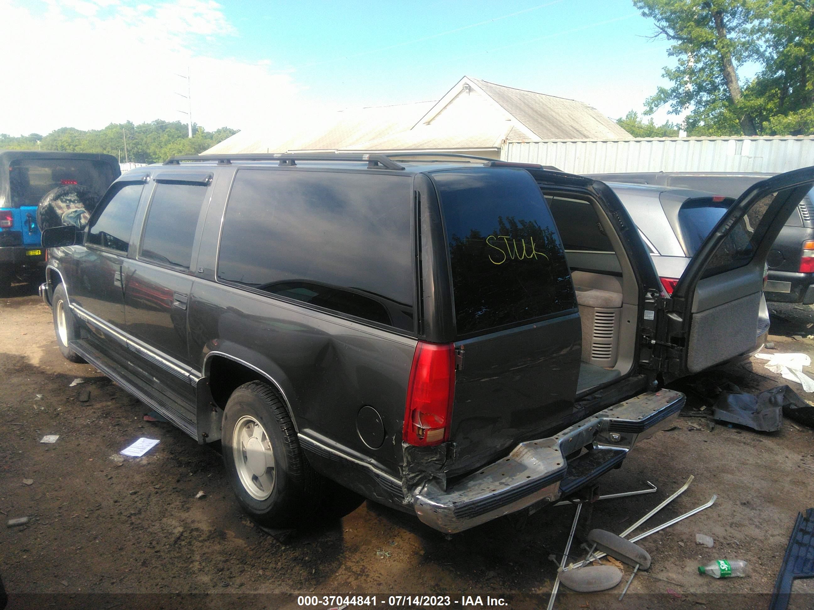 Photo 2 VIN: 3GNEC16RXXG145889 - CHEVROLET SUBURBAN 