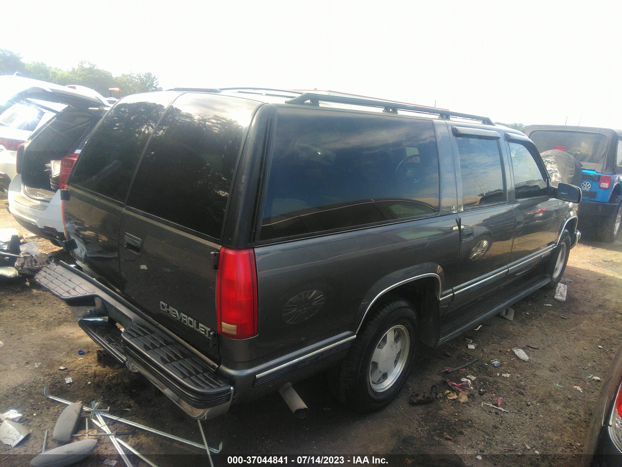 Photo 3 VIN: 3GNEC16RXXG145889 - CHEVROLET SUBURBAN 