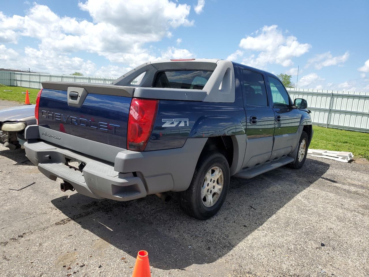 Photo 2 VIN: 3GNEK13TX2G100981 - CHEVROLET AVALANCHE 