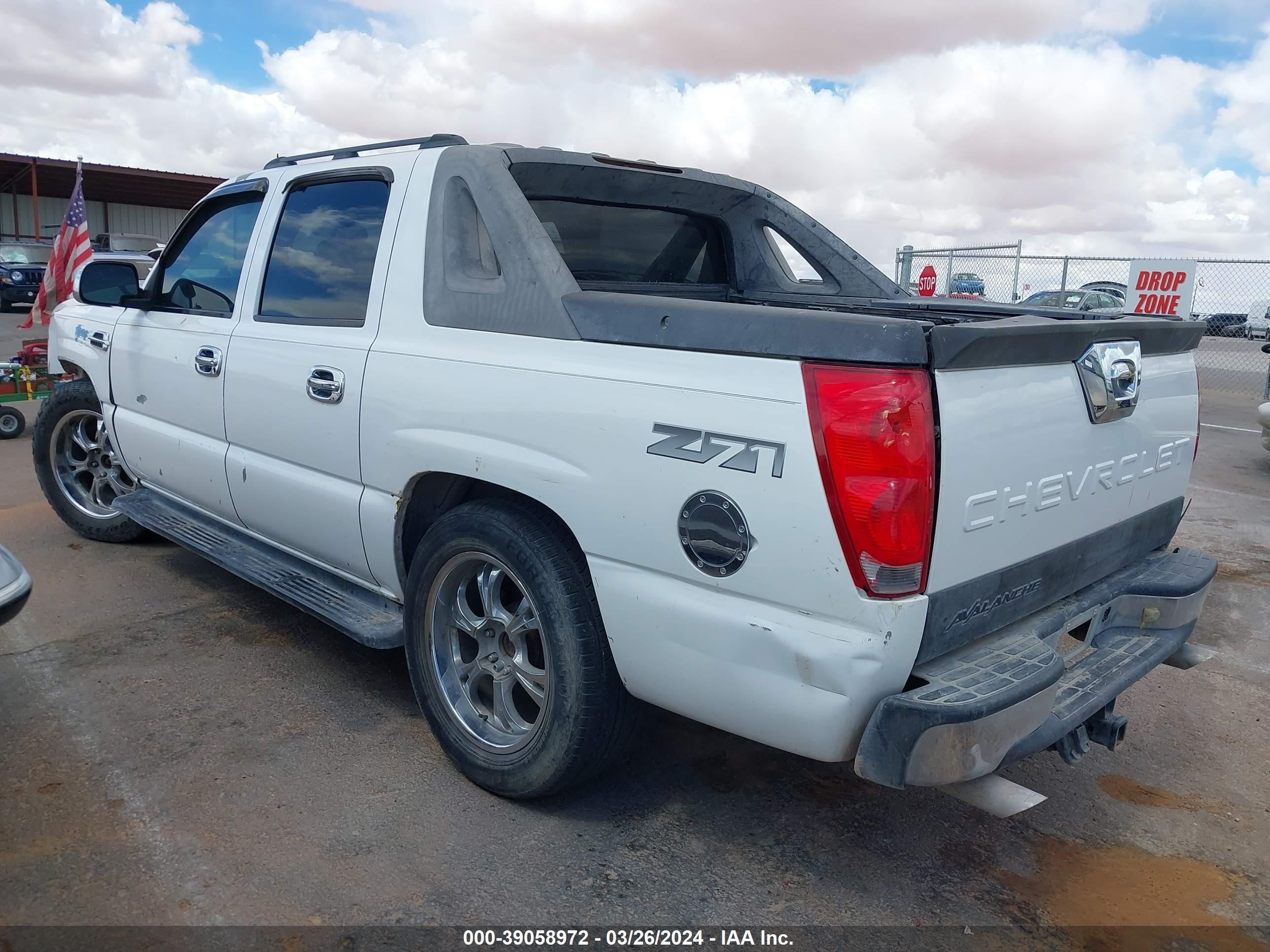 Photo 2 VIN: 3GNEK13TX3G304715 - CHEVROLET AVALANCHE 