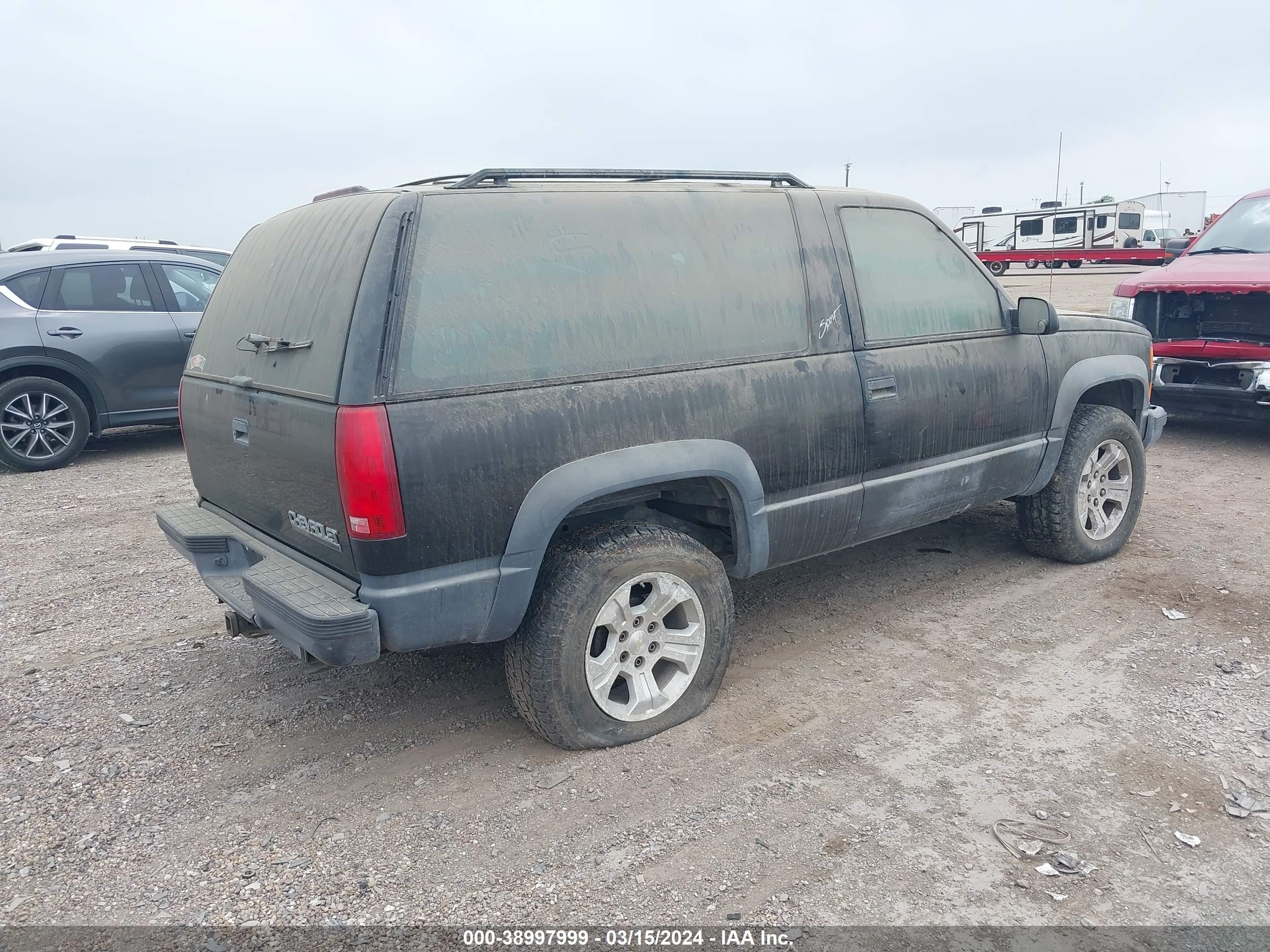 Photo 3 VIN: 3GNEK18R1TG160890 - CHEVROLET TAHOE 