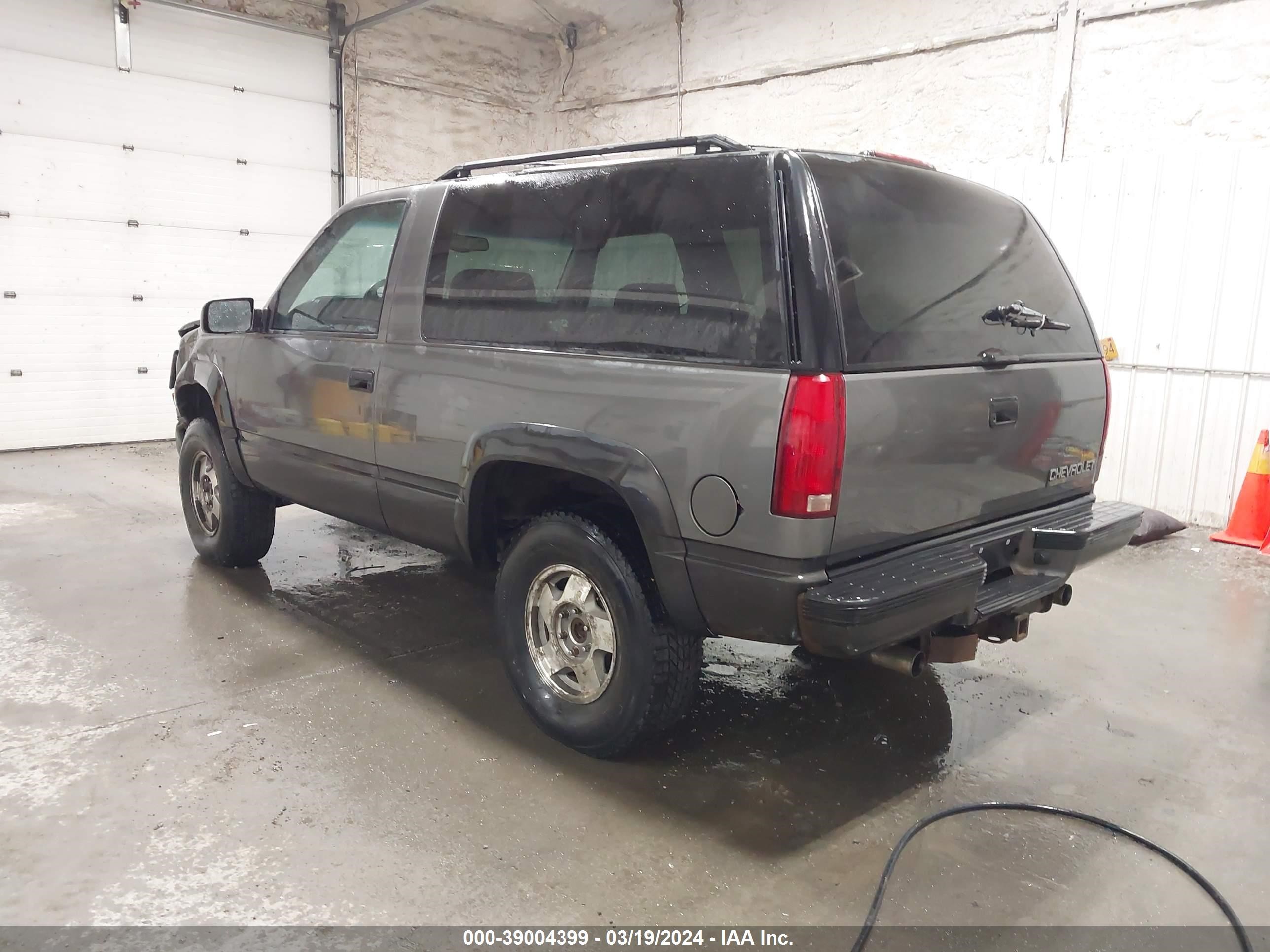 Photo 2 VIN: 3GNEK18R2XG177347 - CHEVROLET TAHOE 