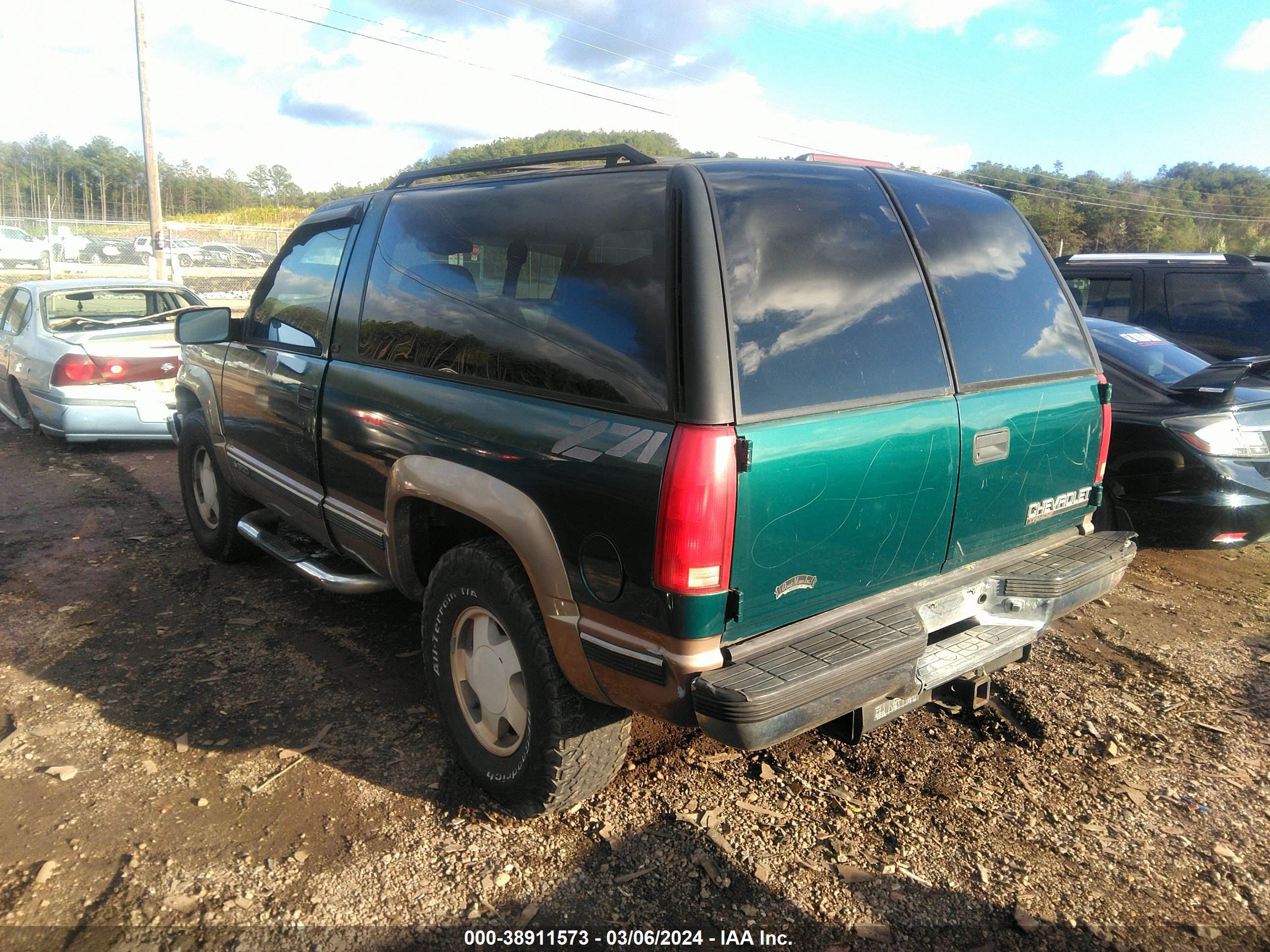 Photo 2 VIN: 3GNEK18R4VG153841 - CHEVROLET TAHOE 