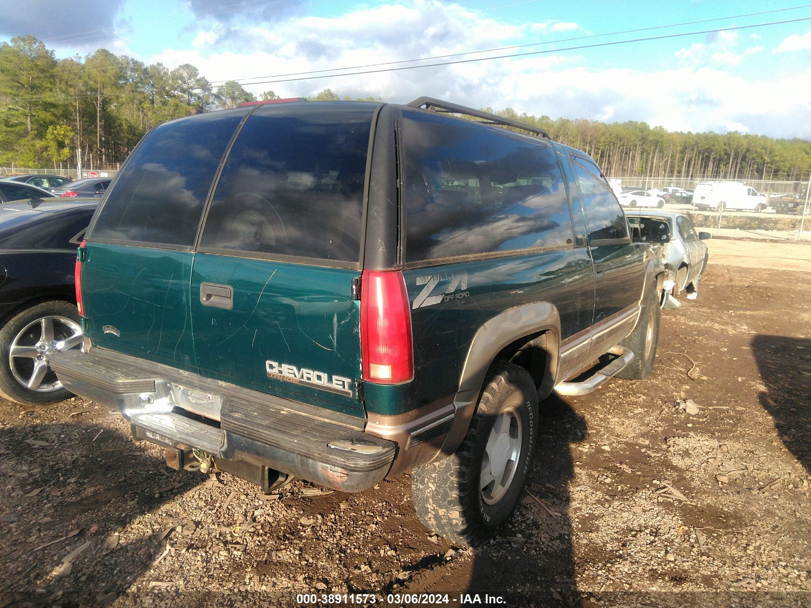 Photo 3 VIN: 3GNEK18R4VG153841 - CHEVROLET TAHOE 