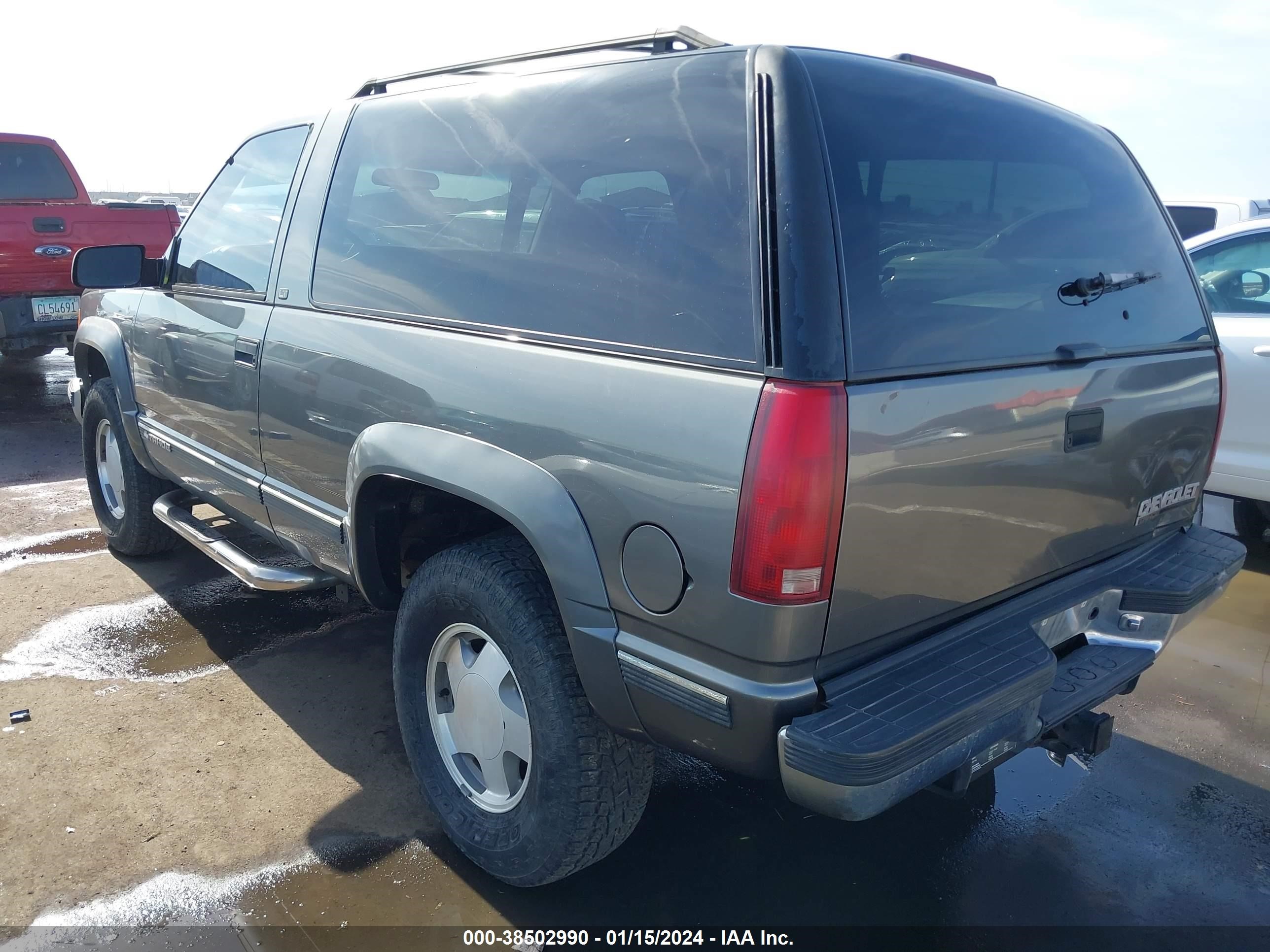 Photo 2 VIN: 3GNEK18R8XG231752 - CHEVROLET TAHOE 