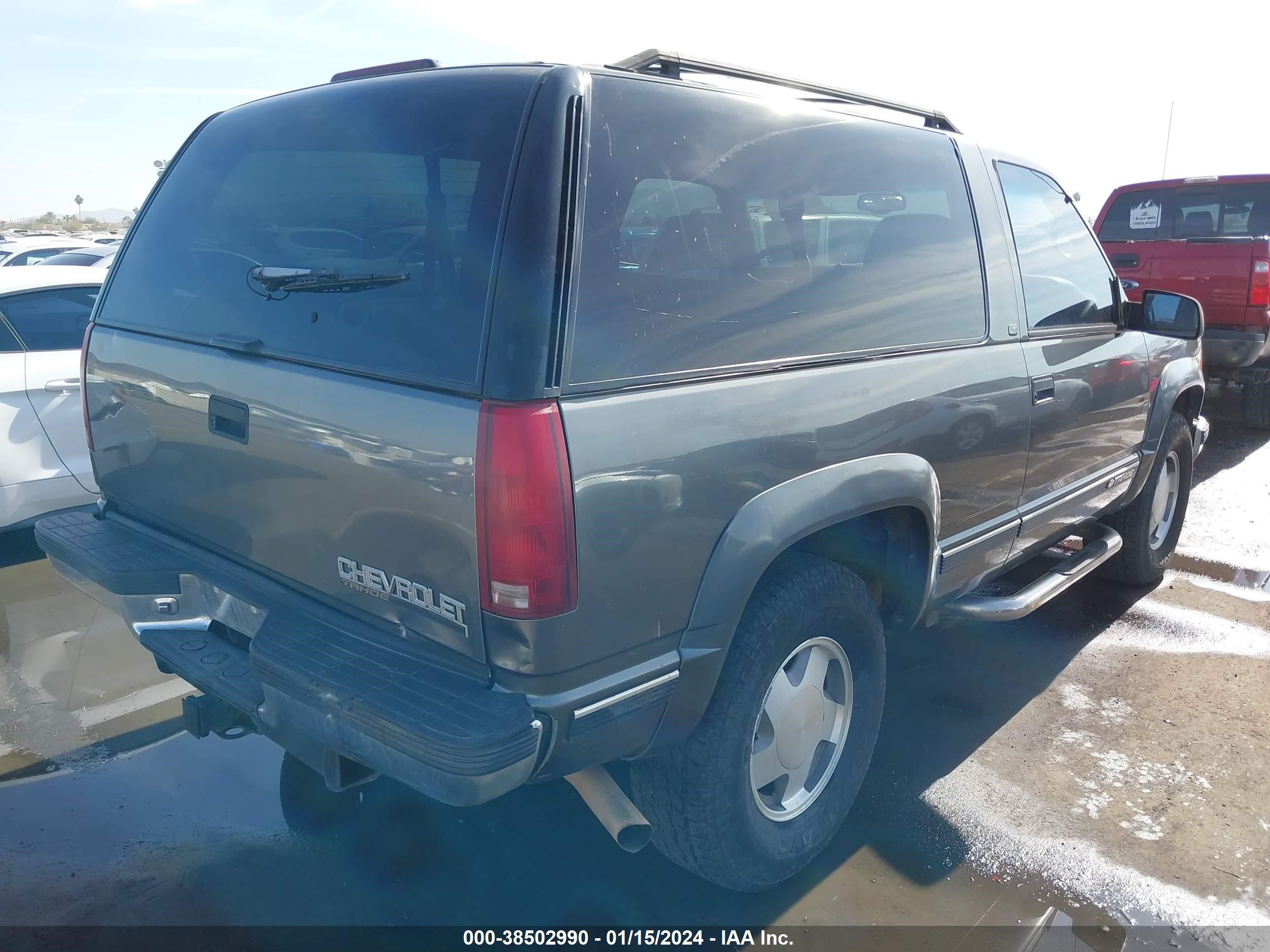 Photo 3 VIN: 3GNEK18R8XG231752 - CHEVROLET TAHOE 