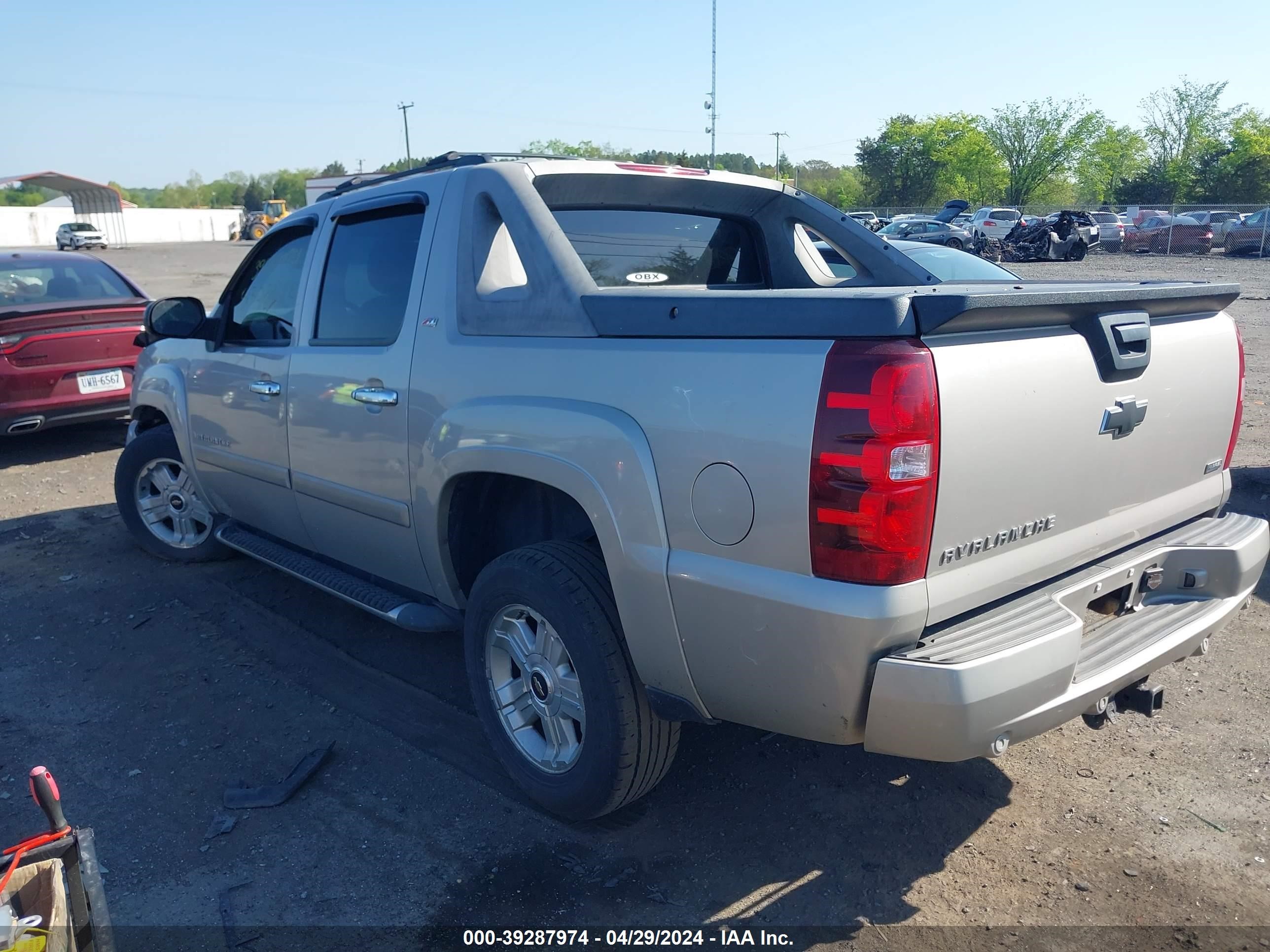 Photo 2 VIN: 3GNFK12368G302375 - CHEVROLET AVALANCHE 