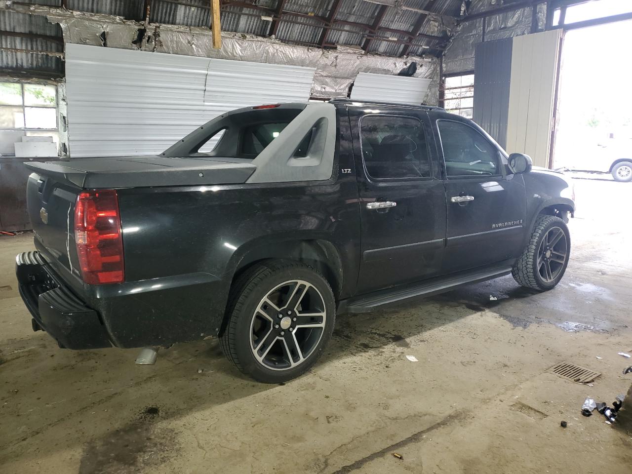 Photo 2 VIN: 3GNFK12388G310672 - CHEVROLET AVALANCHE 