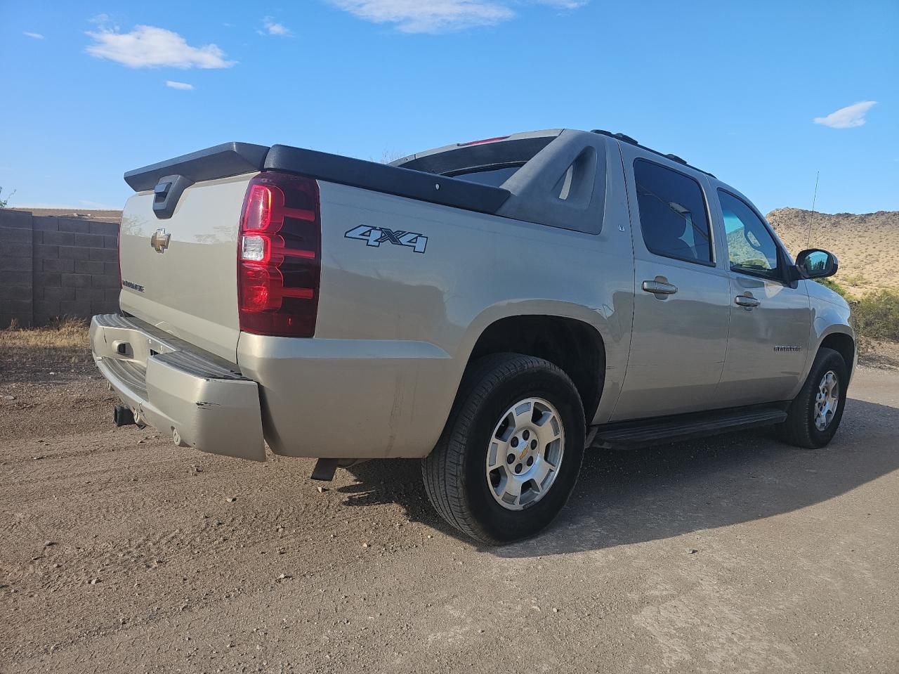 Photo 2 VIN: 3GNFK123X7G119592 - CHEVROLET AVALANCHE 