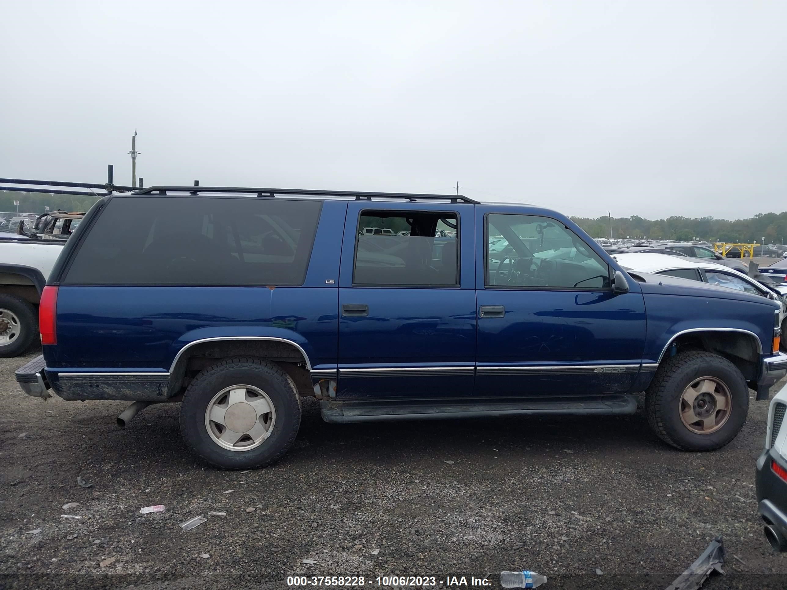 Photo 12 VIN: 3GNFK16R0VG141032 - CHEVROLET SUBURBAN 