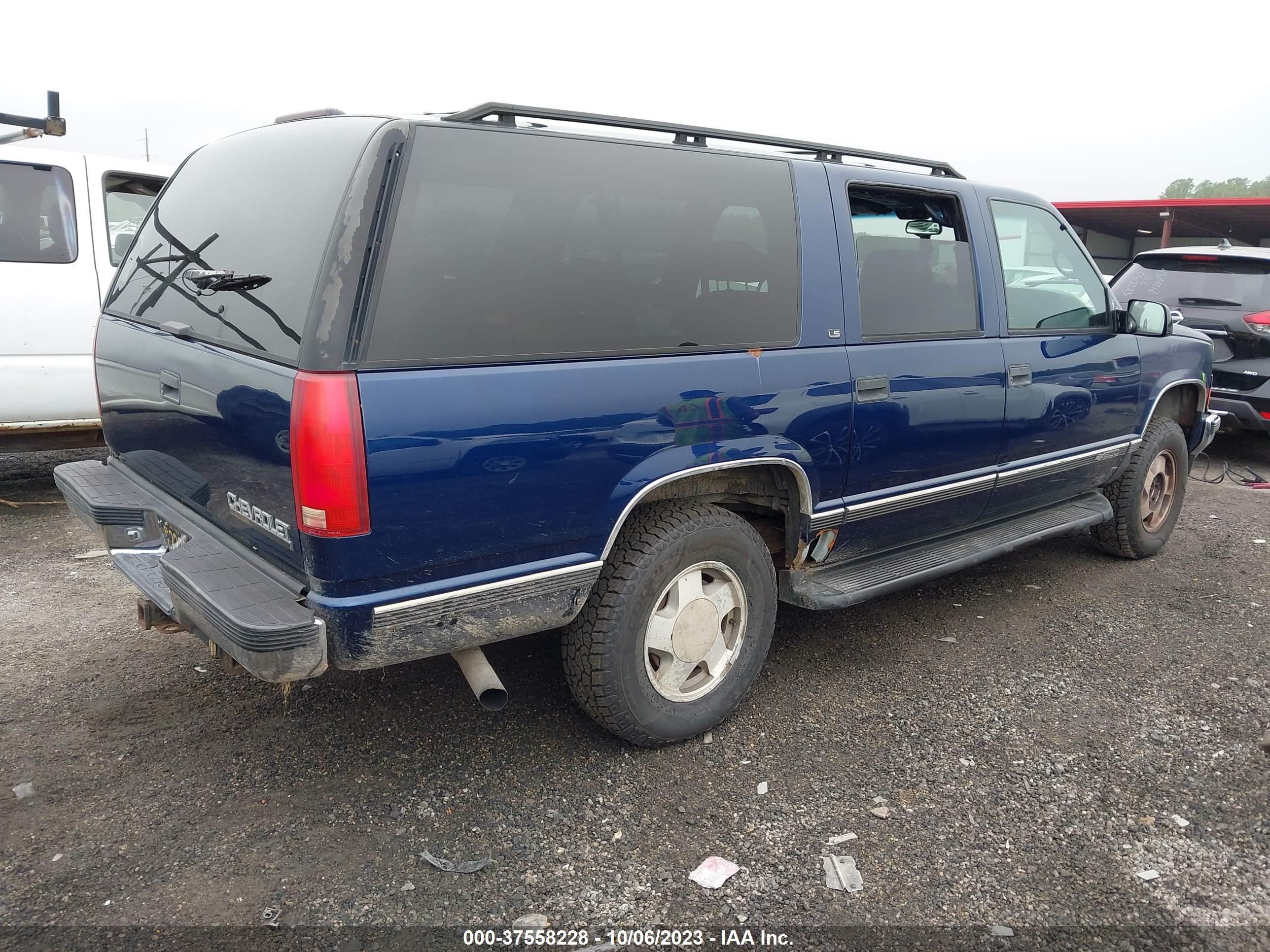 Photo 3 VIN: 3GNFK16R0VG141032 - CHEVROLET SUBURBAN 