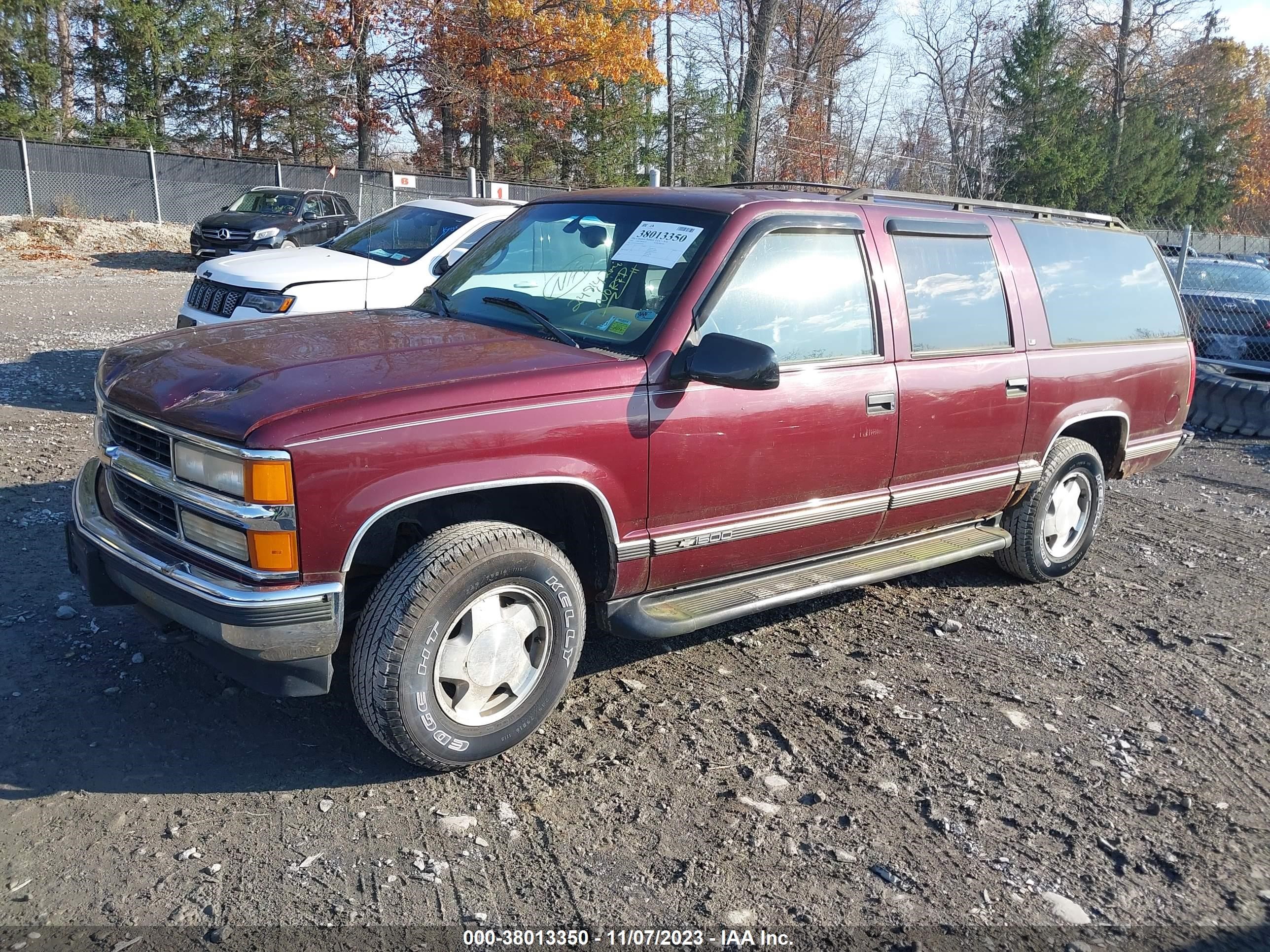 Photo 1 VIN: 3GNFK16R0XG242056 - CHEVROLET SUBURBAN 