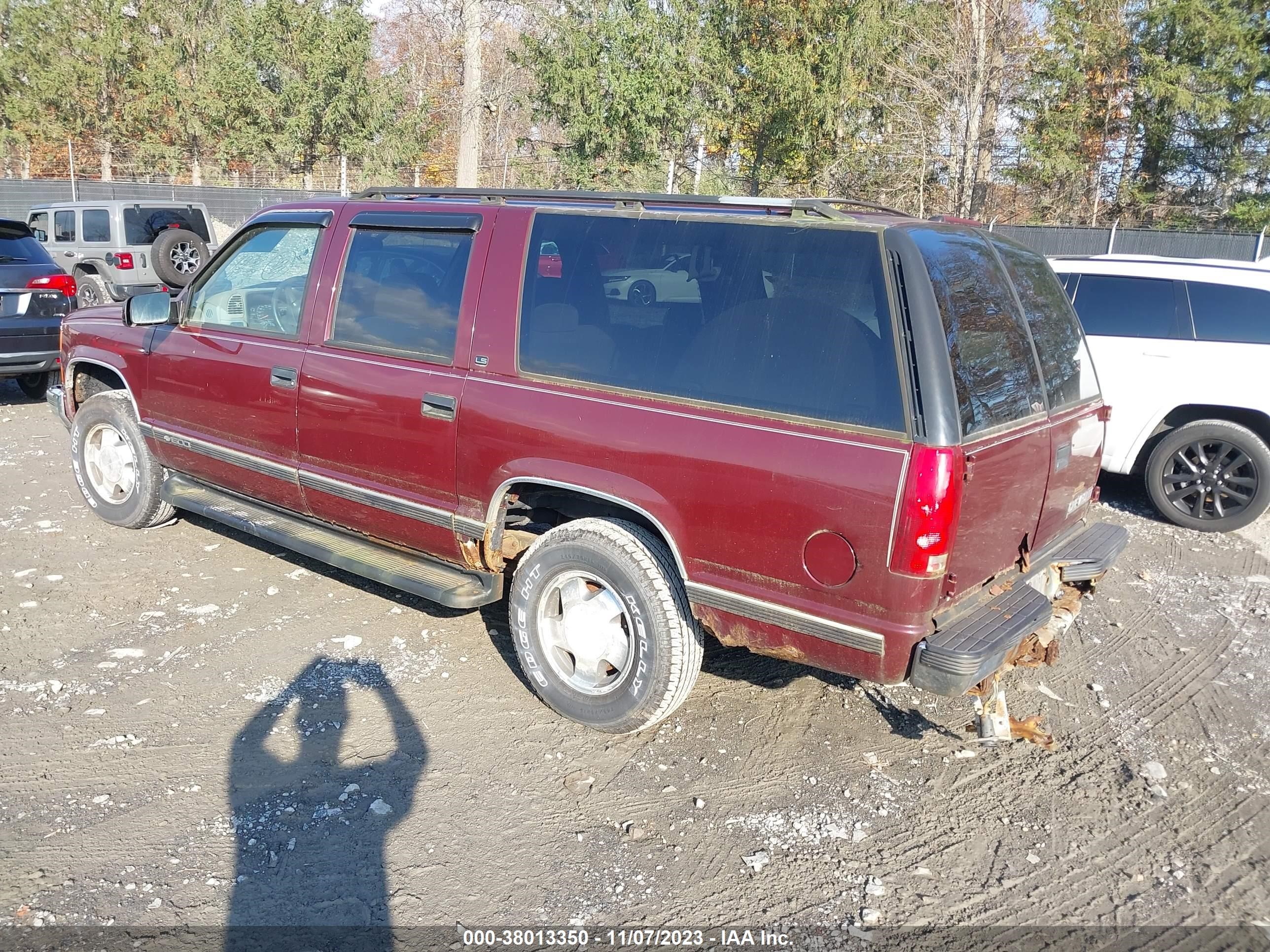 Photo 2 VIN: 3GNFK16R0XG242056 - CHEVROLET SUBURBAN 