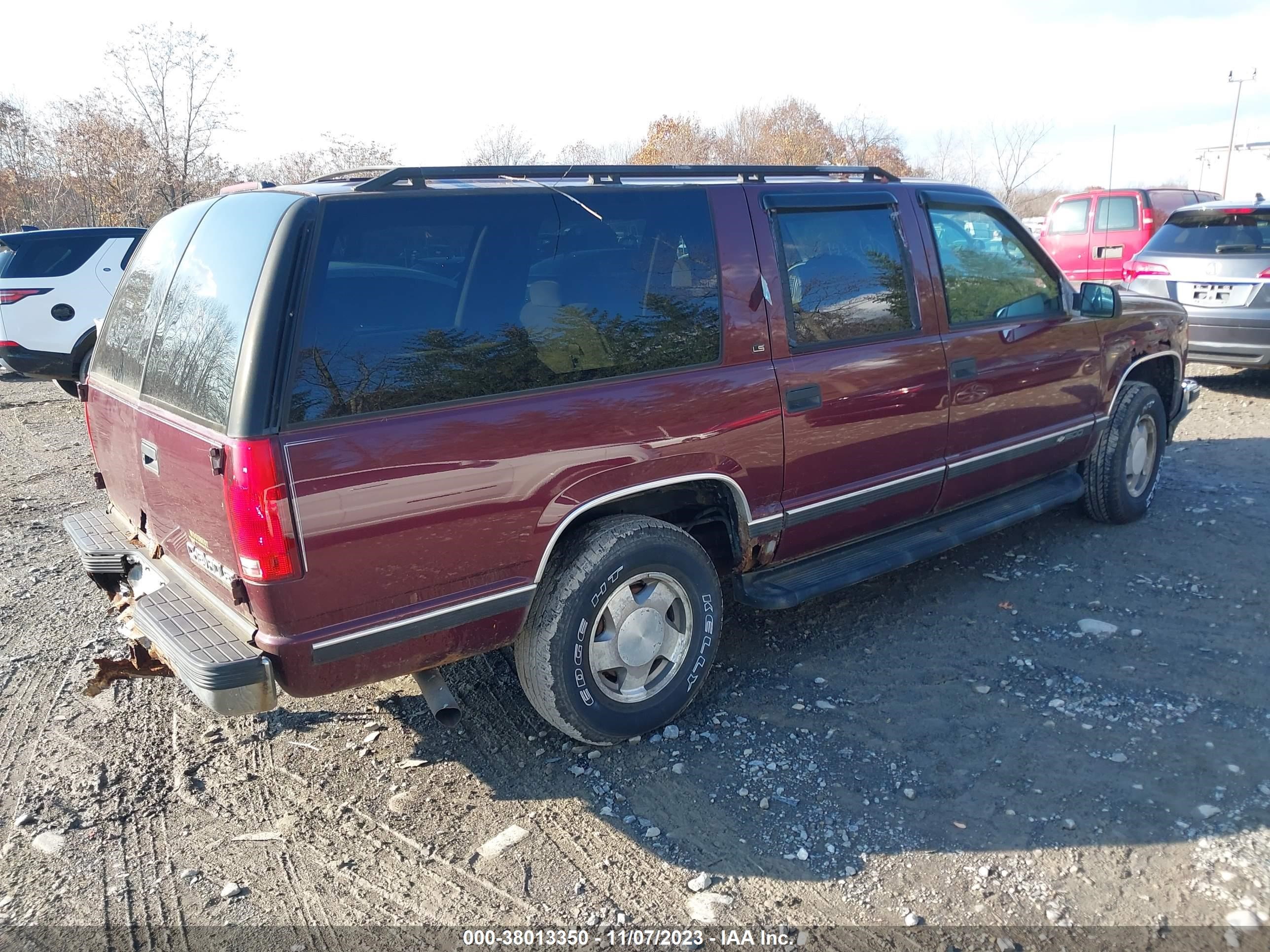 Photo 3 VIN: 3GNFK16R0XG242056 - CHEVROLET SUBURBAN 