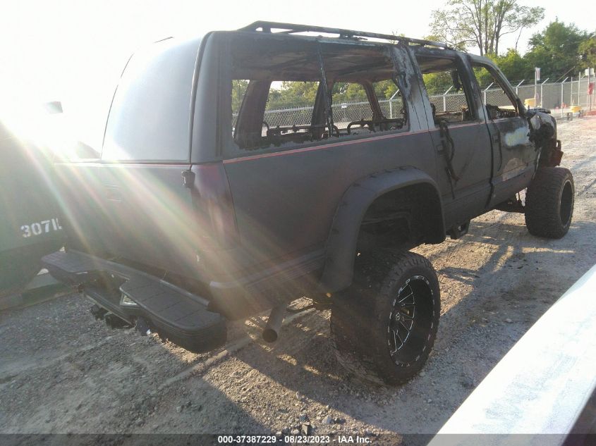 Photo 3 VIN: 3GNFK16R4XG119165 - CHEVROLET SUBURBAN 