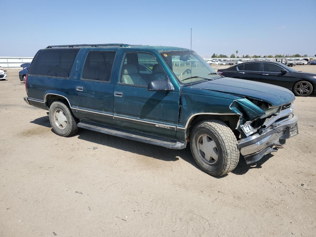 Photo 3 VIN: 3GNFK16RXVG148926 - CHEVROLET SUBURBAN 