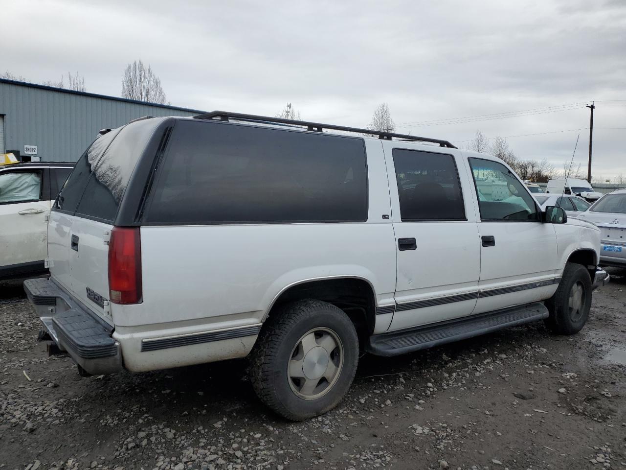 Photo 2 VIN: 3GNFK16RXVG168979 - CHEVROLET SUBURBAN 