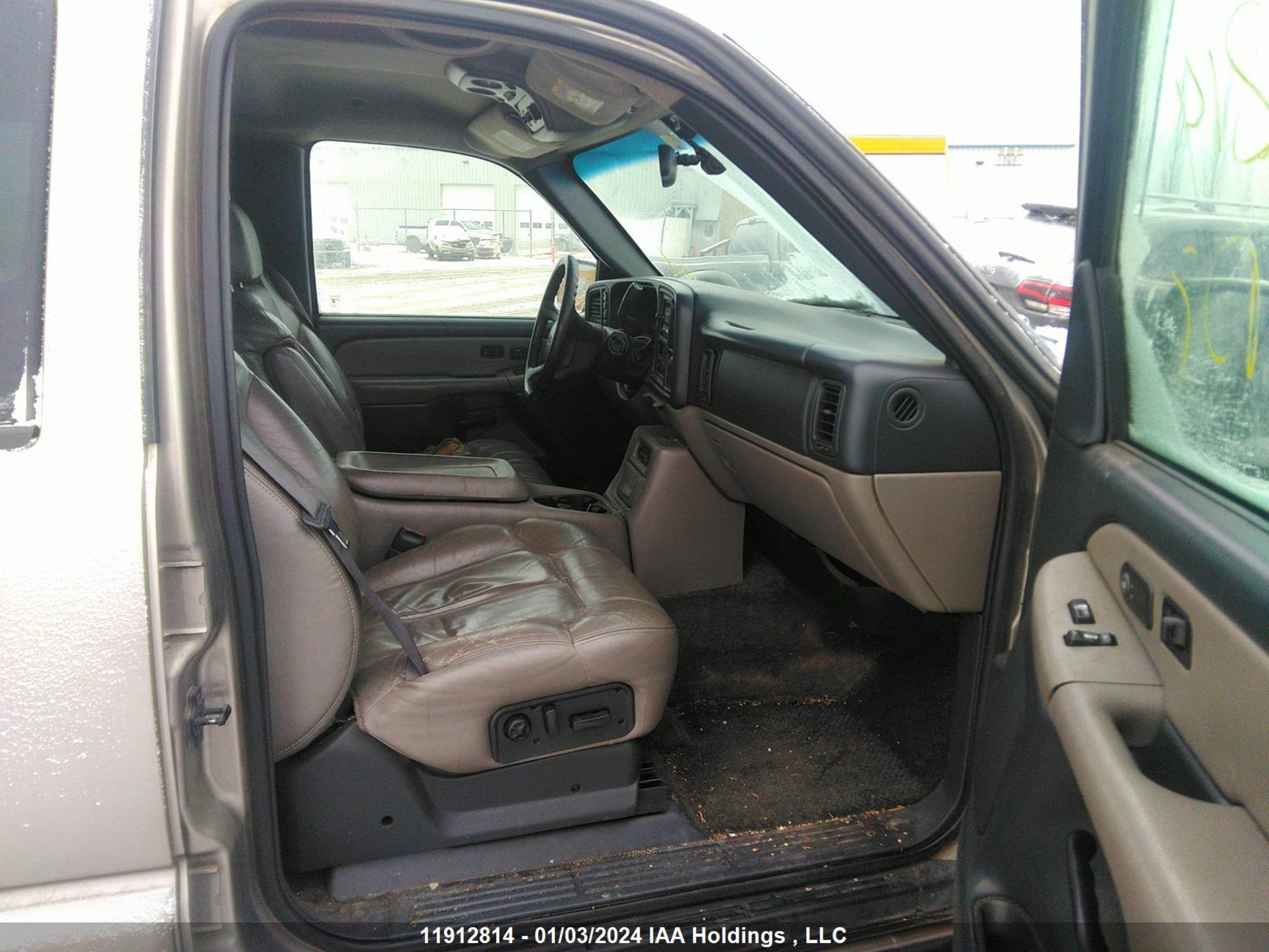 Photo 4 VIN: 3GNFK16T9YG174515 - CHEVROLET SUBURBAN 