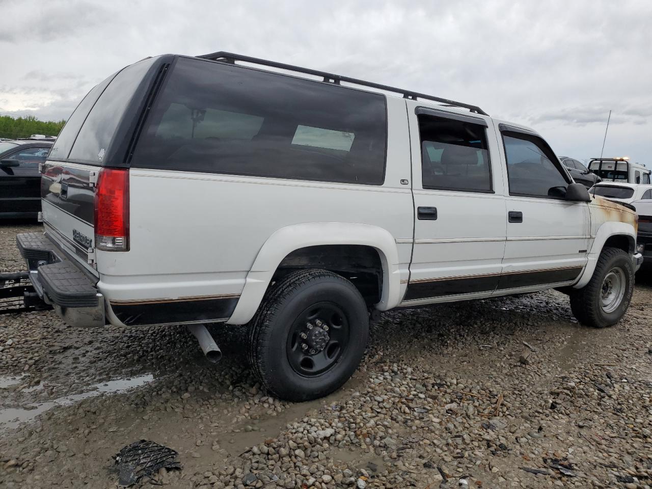 Photo 2 VIN: 3GNGK26F1WG102516 - CHEVROLET SUBURBAN 