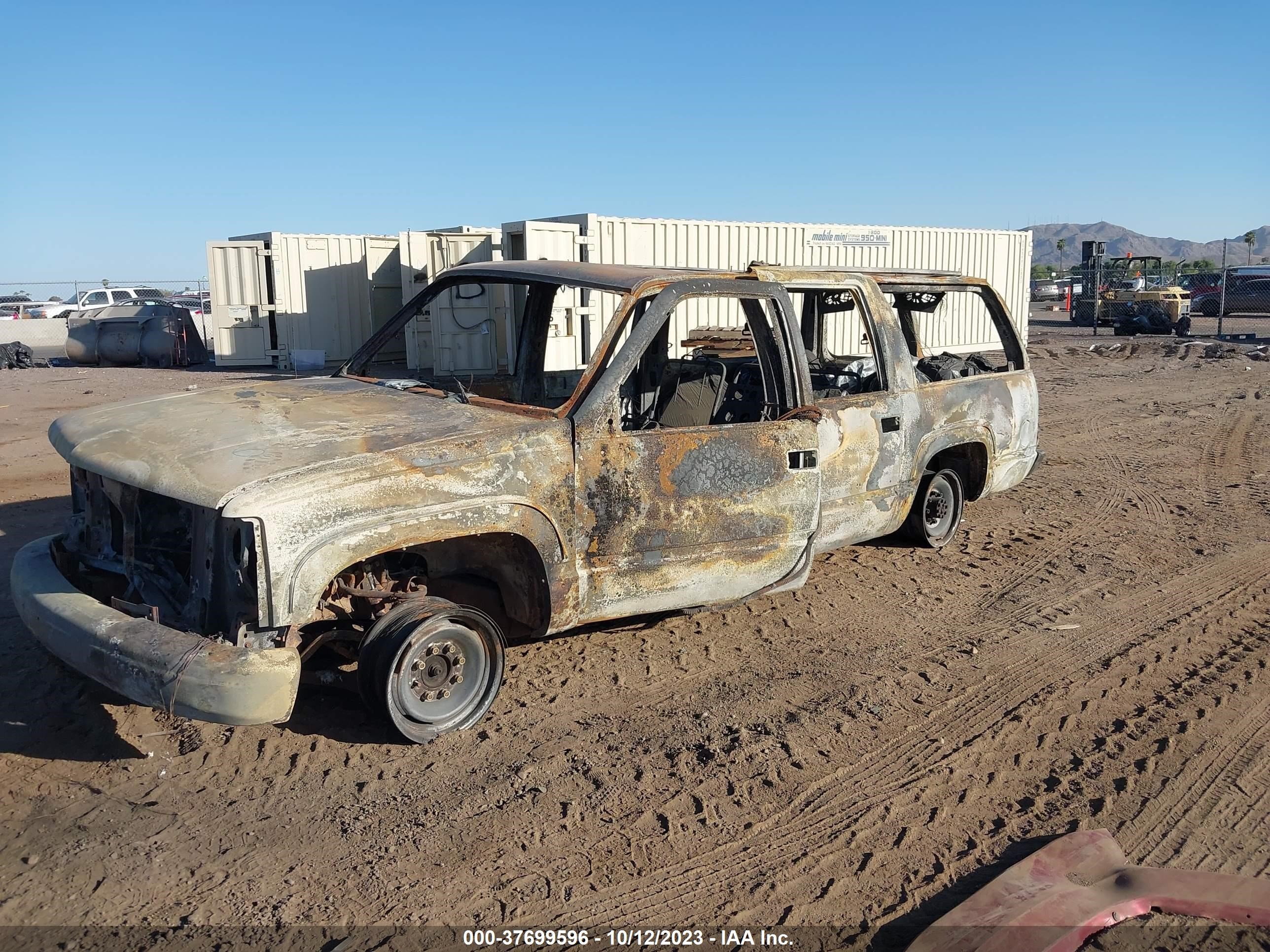 Photo 1 VIN: 3GNGK26J3XG182407 - CHEVROLET SUBURBAN 