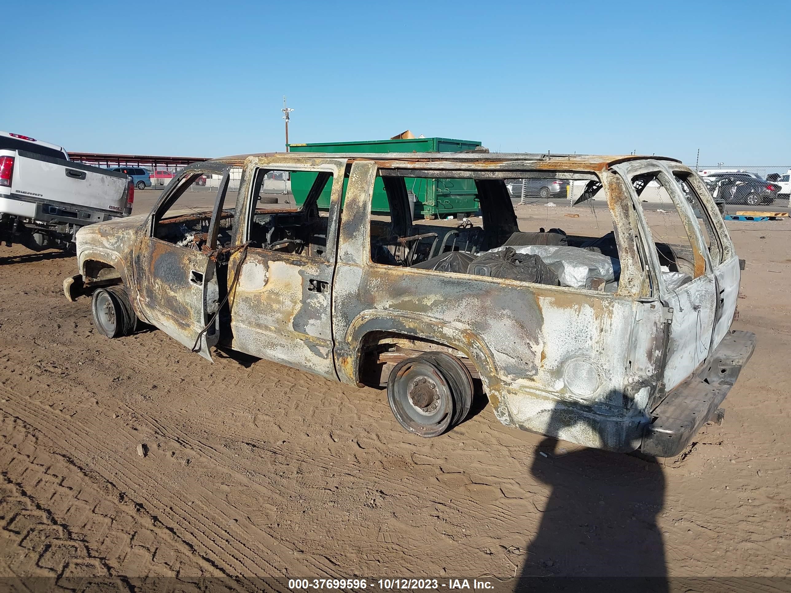 Photo 2 VIN: 3GNGK26J3XG182407 - CHEVROLET SUBURBAN 