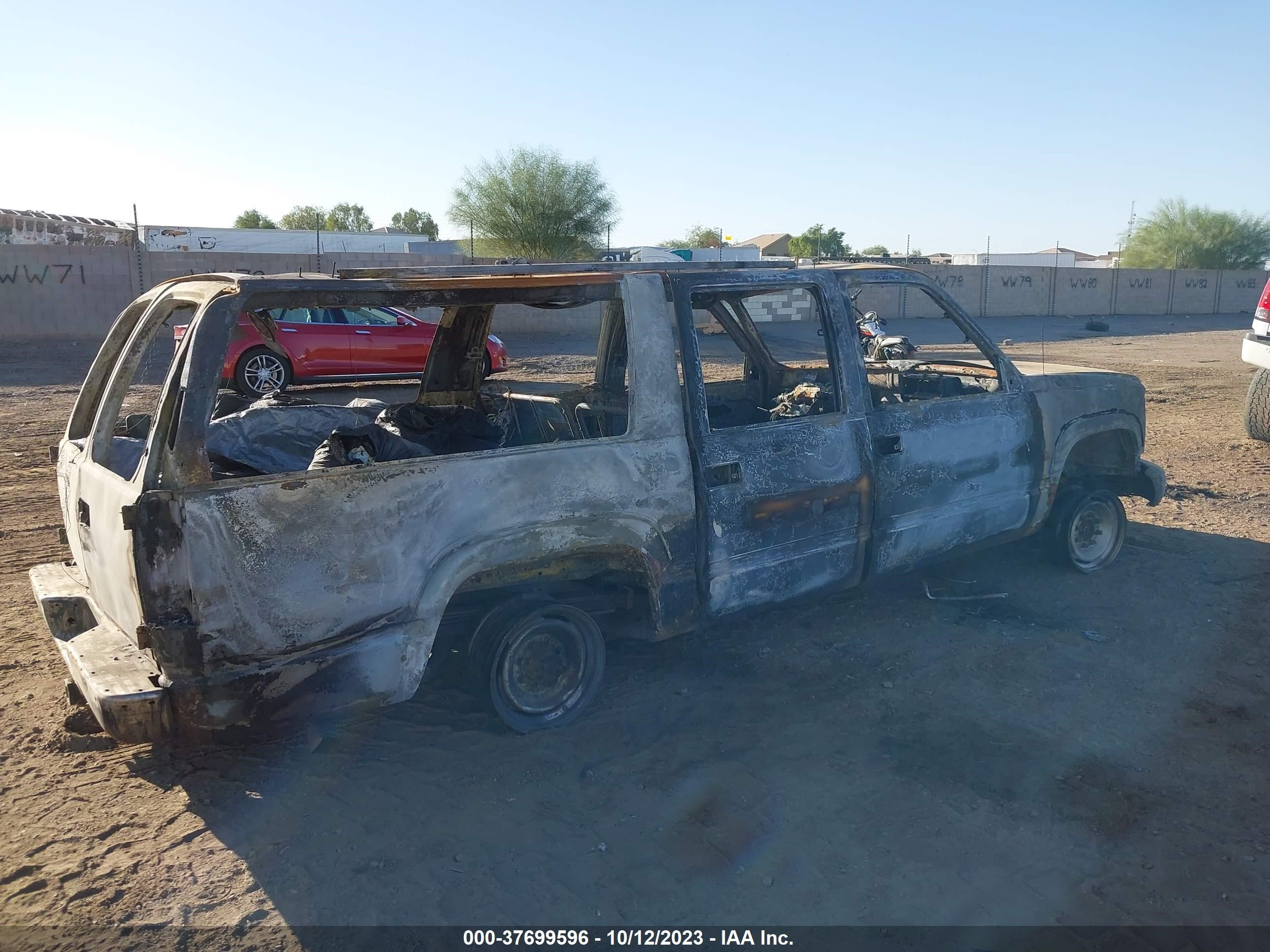 Photo 3 VIN: 3GNGK26J3XG182407 - CHEVROLET SUBURBAN 