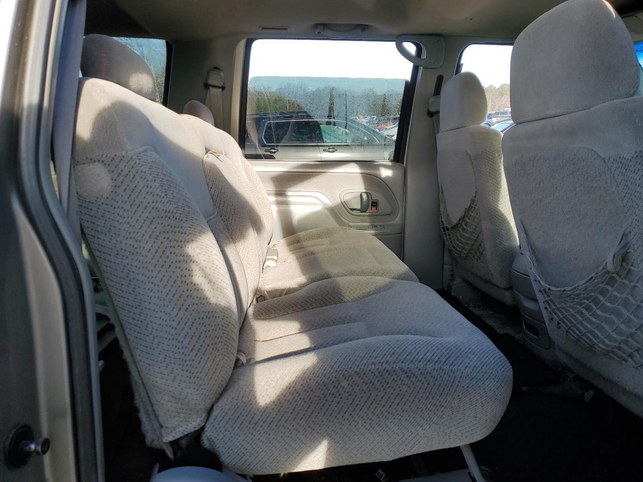 Photo 10 VIN: 3GNGK26J4XG187857 - CHEVROLET SUBURBAN 