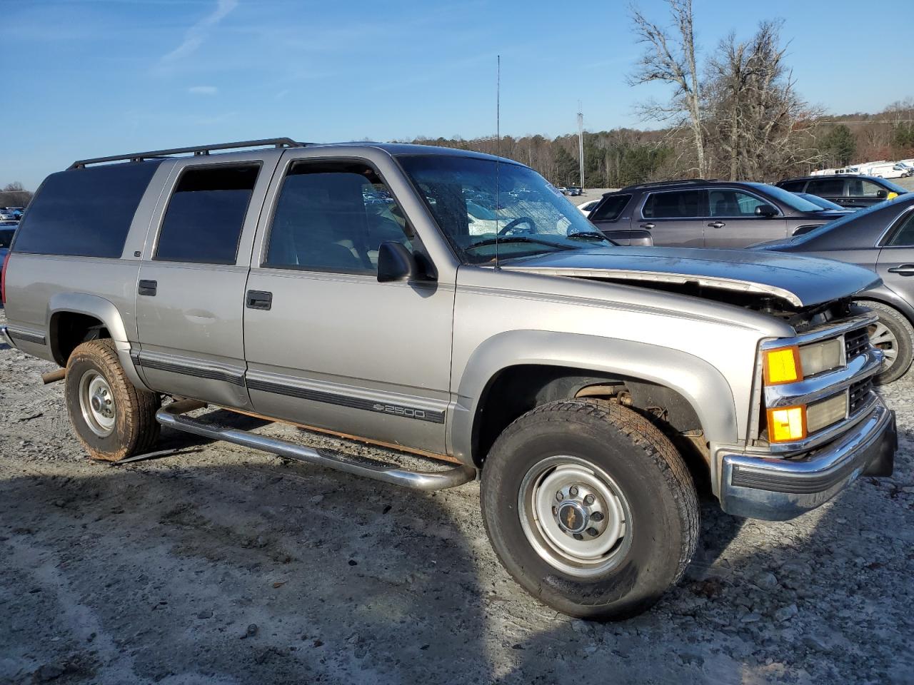 Photo 3 VIN: 3GNGK26J4XG187857 - CHEVROLET SUBURBAN 