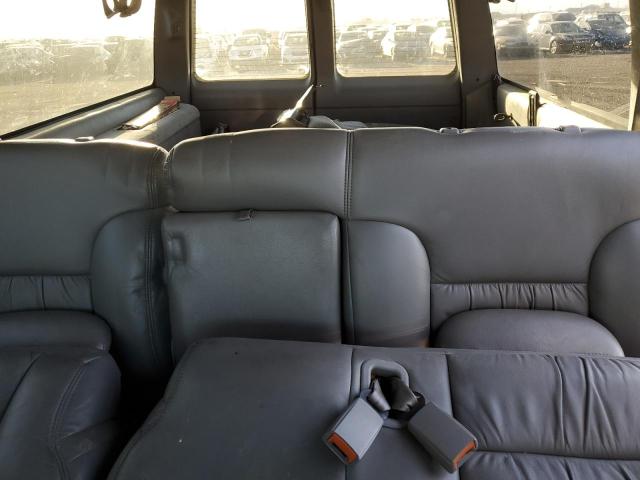 Photo 9 VIN: 3GNGK26J6XG241580 - CHEVROLET SUBURBAN 