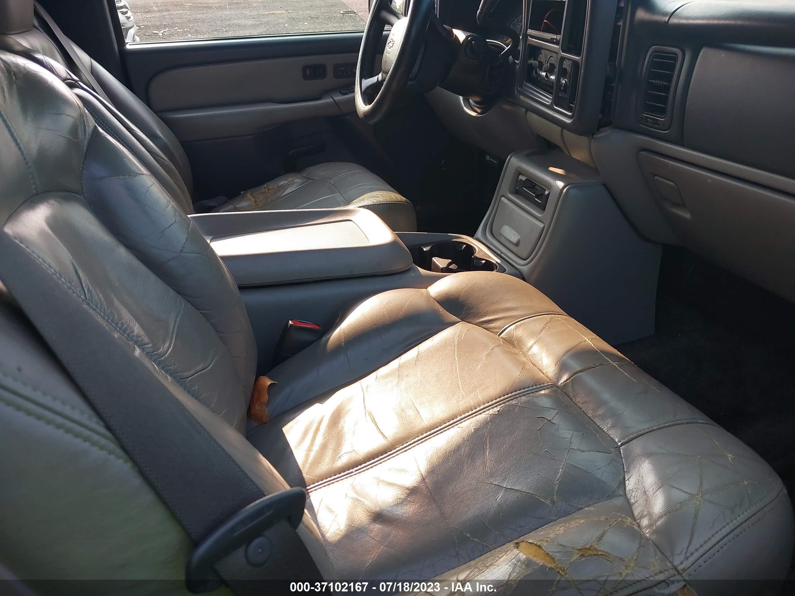 Photo 4 VIN: 3GNGK26U21G138819 - CHEVROLET SUBURBAN 