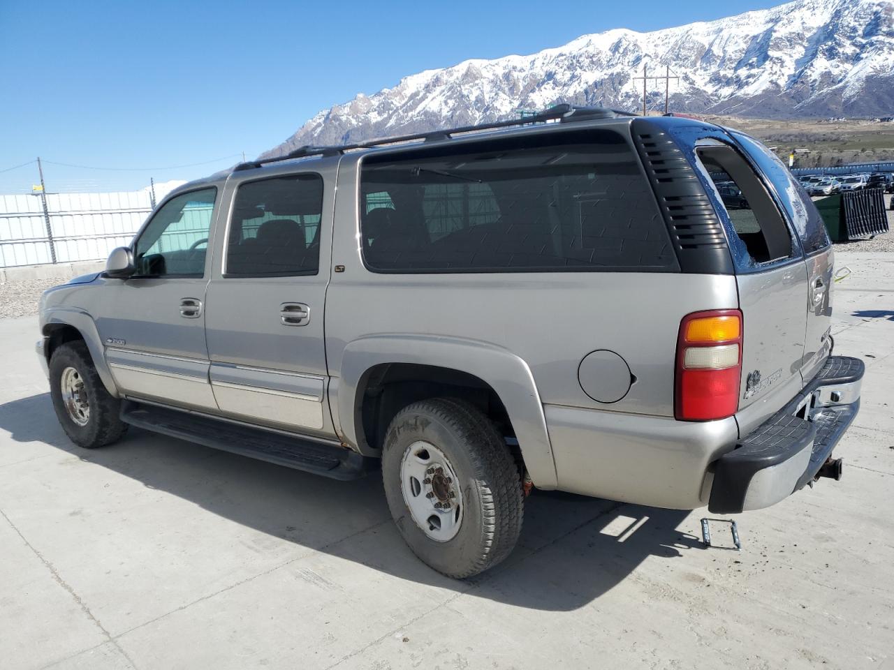 Photo 1 VIN: 3GNGK26U5YG148223 - CHEVROLET SUBURBAN 