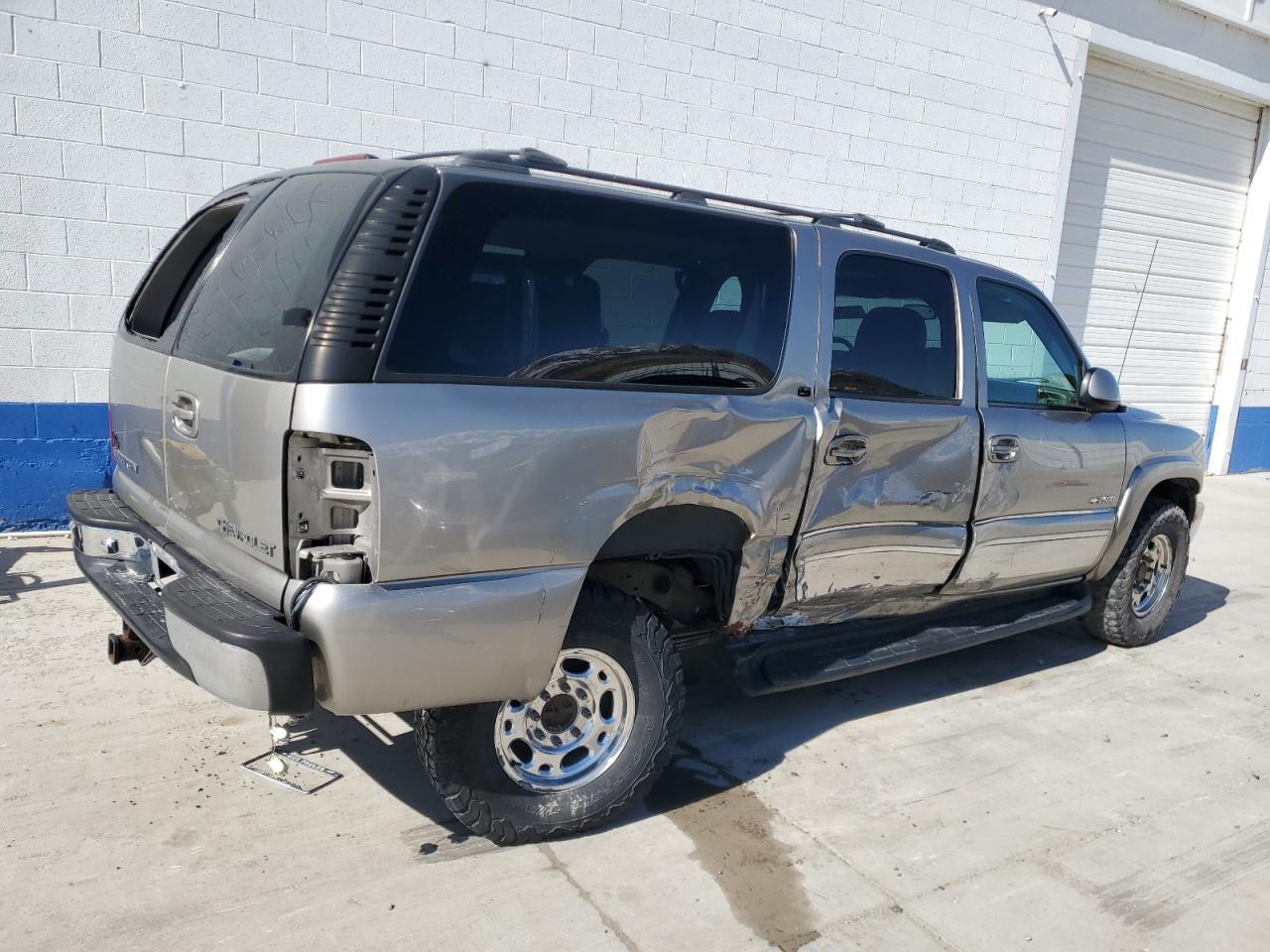 Photo 2 VIN: 3GNGK26U5YG148223 - CHEVROLET SUBURBAN 