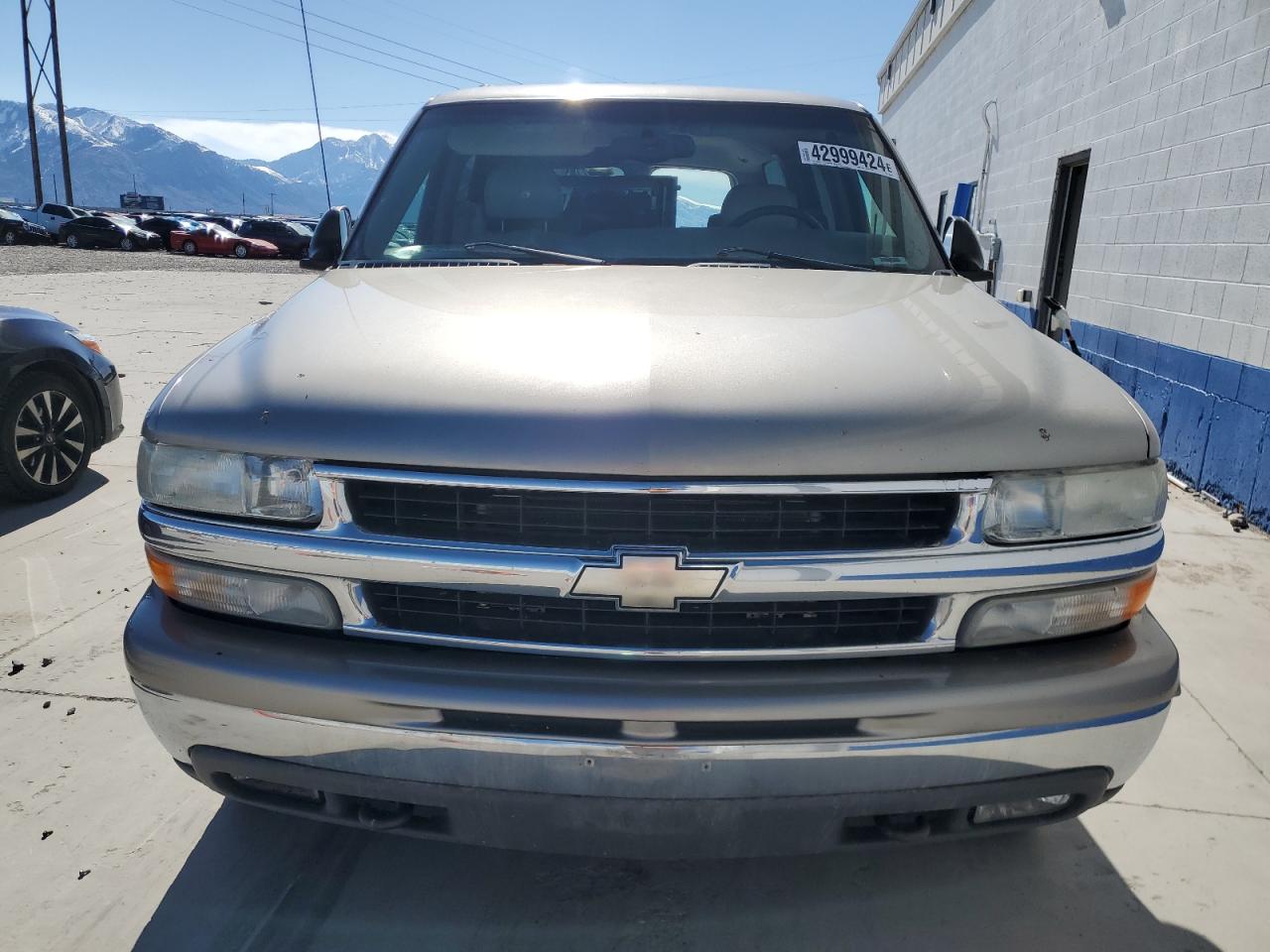 Photo 4 VIN: 3GNGK26U5YG148223 - CHEVROLET SUBURBAN 