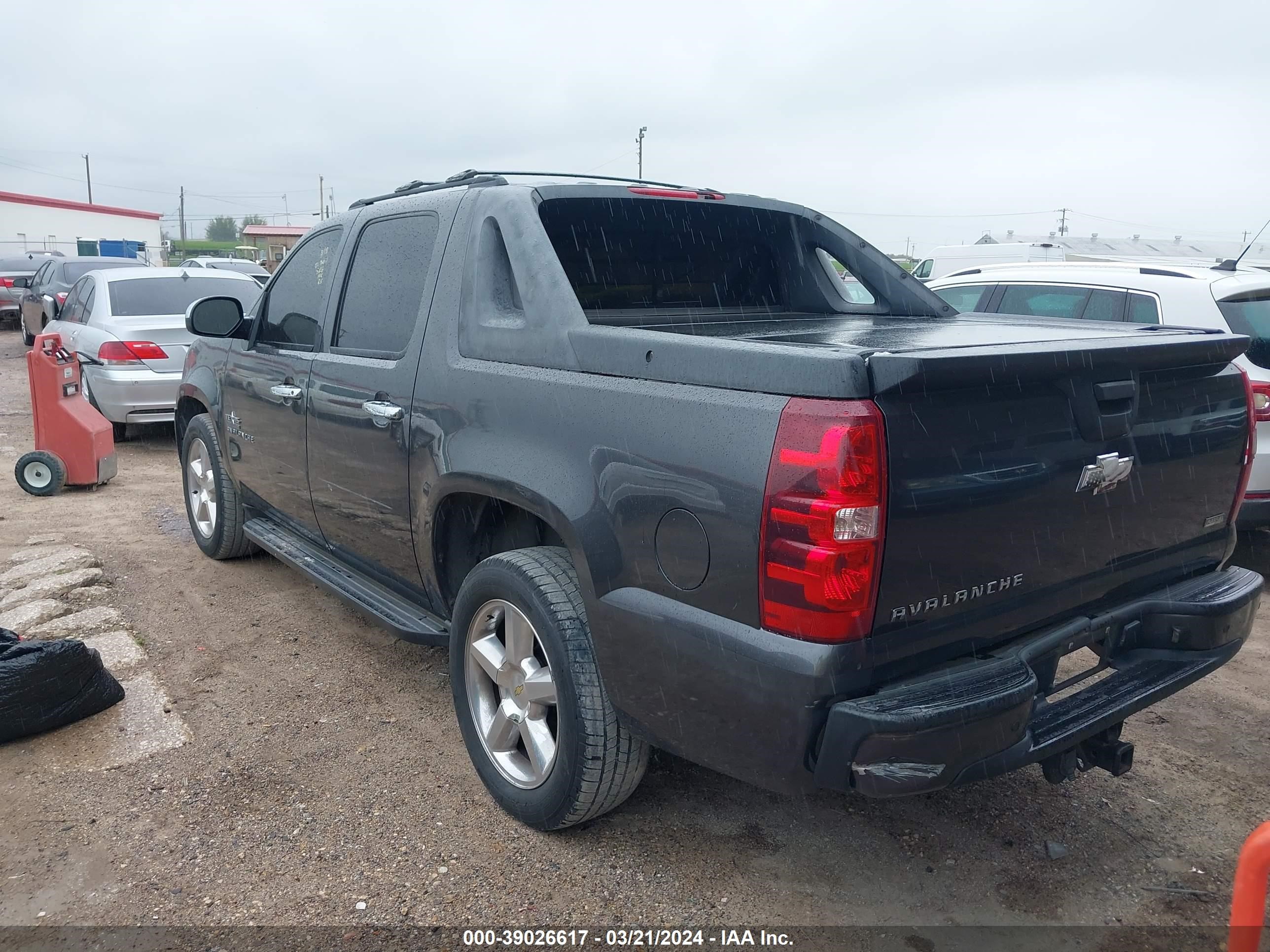 Photo 2 VIN: 3GNMCEE04BG138404 - CHEVROLET AVALANCHE 