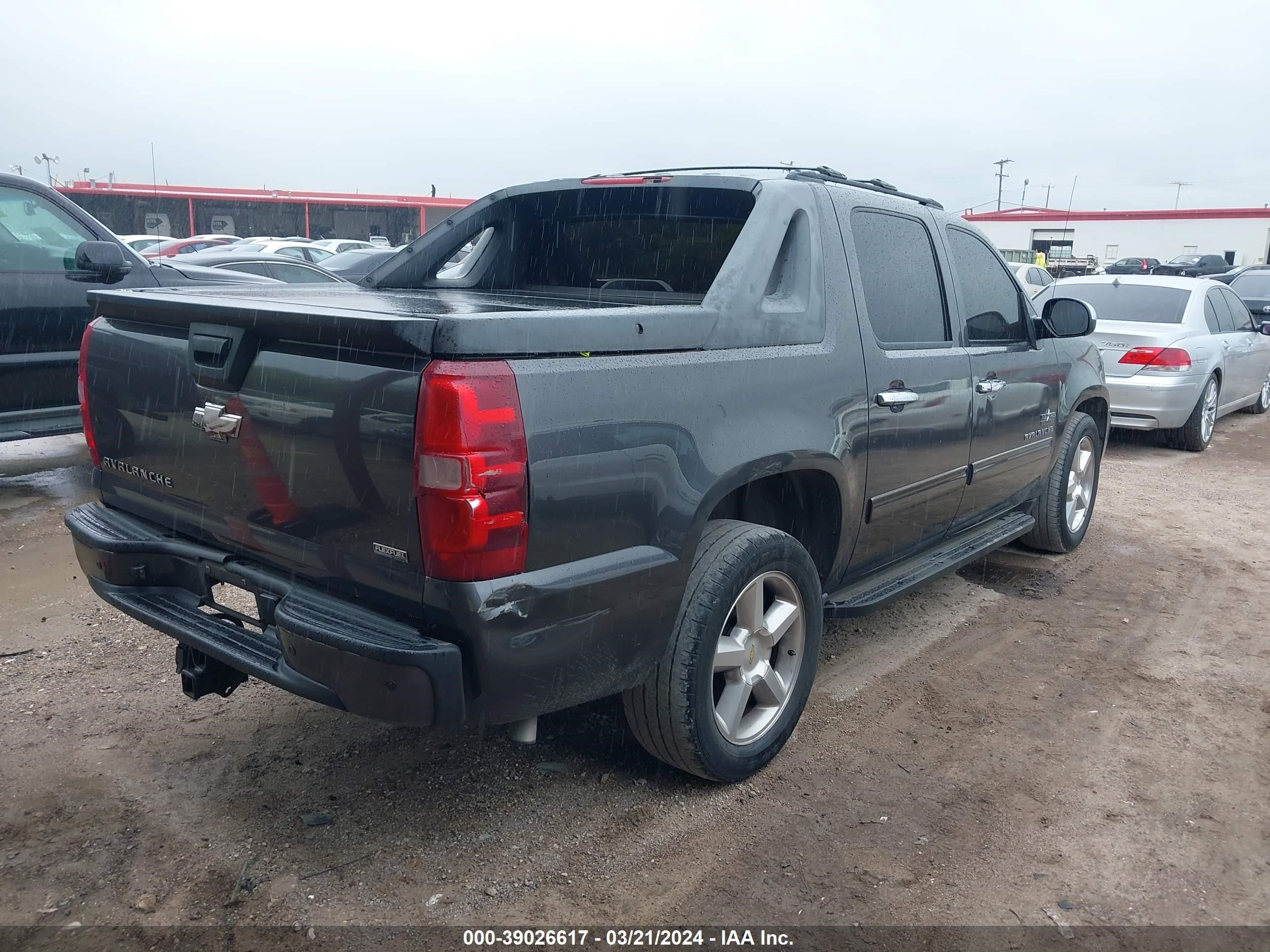 Photo 3 VIN: 3GNMCEE04BG138404 - CHEVROLET AVALANCHE 