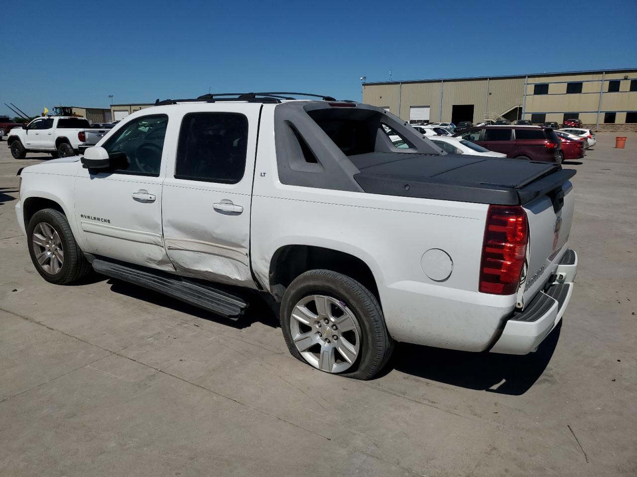 Photo 1 VIN: 3GNMCFE00BG362677 - CHEVROLET AVALANCHE 