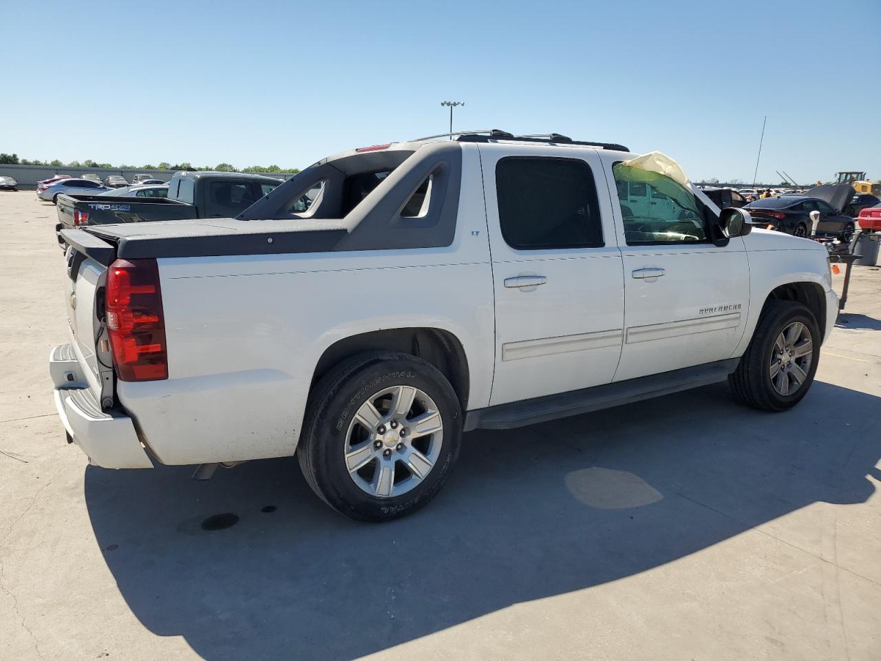 Photo 2 VIN: 3GNMCFE00BG362677 - CHEVROLET AVALANCHE 