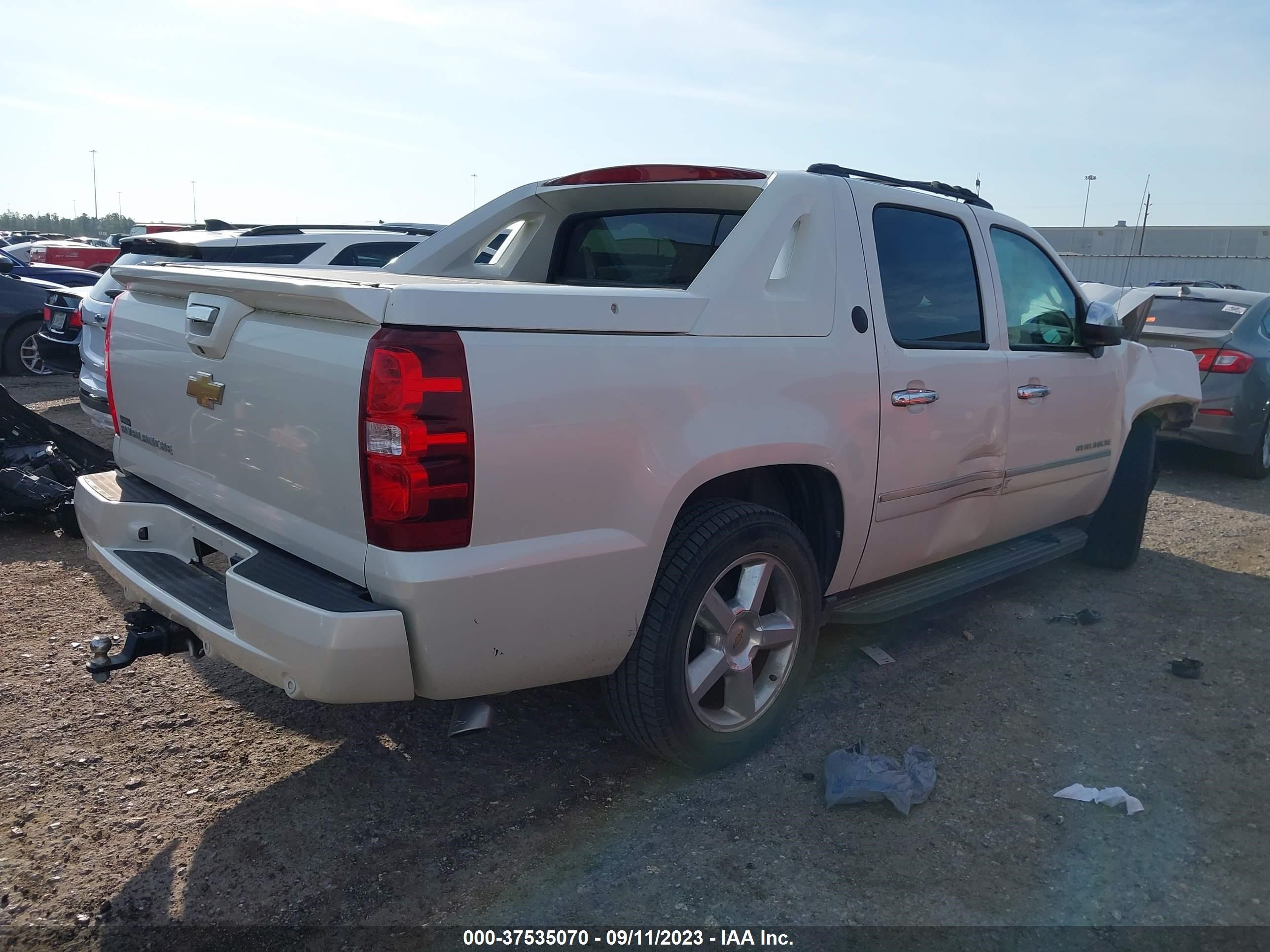 Photo 3 VIN: 3GNMCGE06DG236333 - CHEVROLET AVALANCHE 