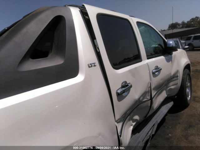 Photo 5 VIN: 3GNMCGE0XBG118623 - CHEVROLET AVALANCHE 