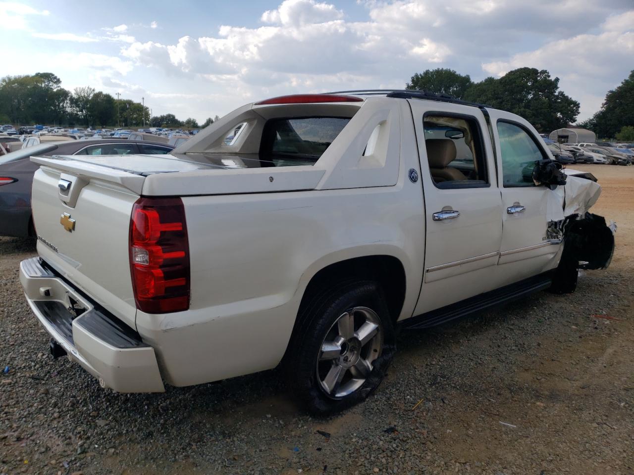 Photo 2 VIN: 3GNMCGE0XDG155917 - CHEVROLET AVALANCHE 