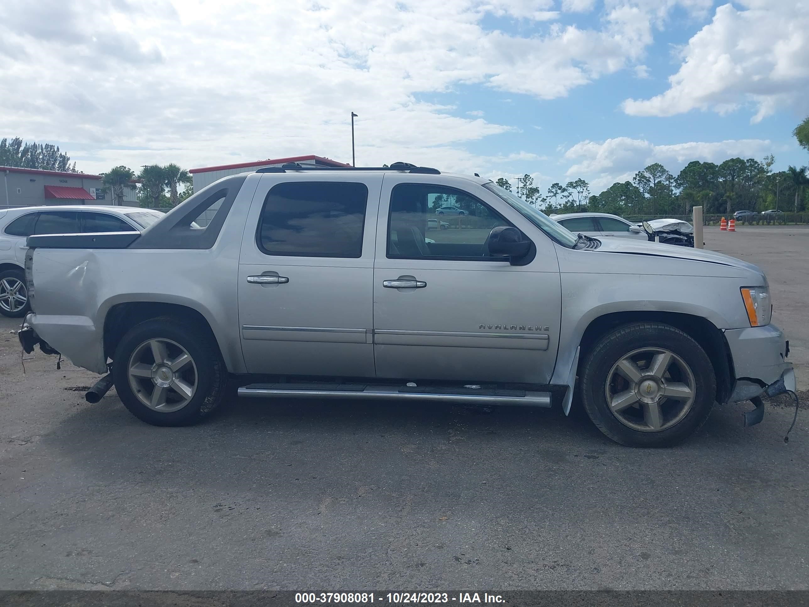 Photo 12 VIN: 3GNNCGE04AG107880 - CHEVROLET AVALANCHE 