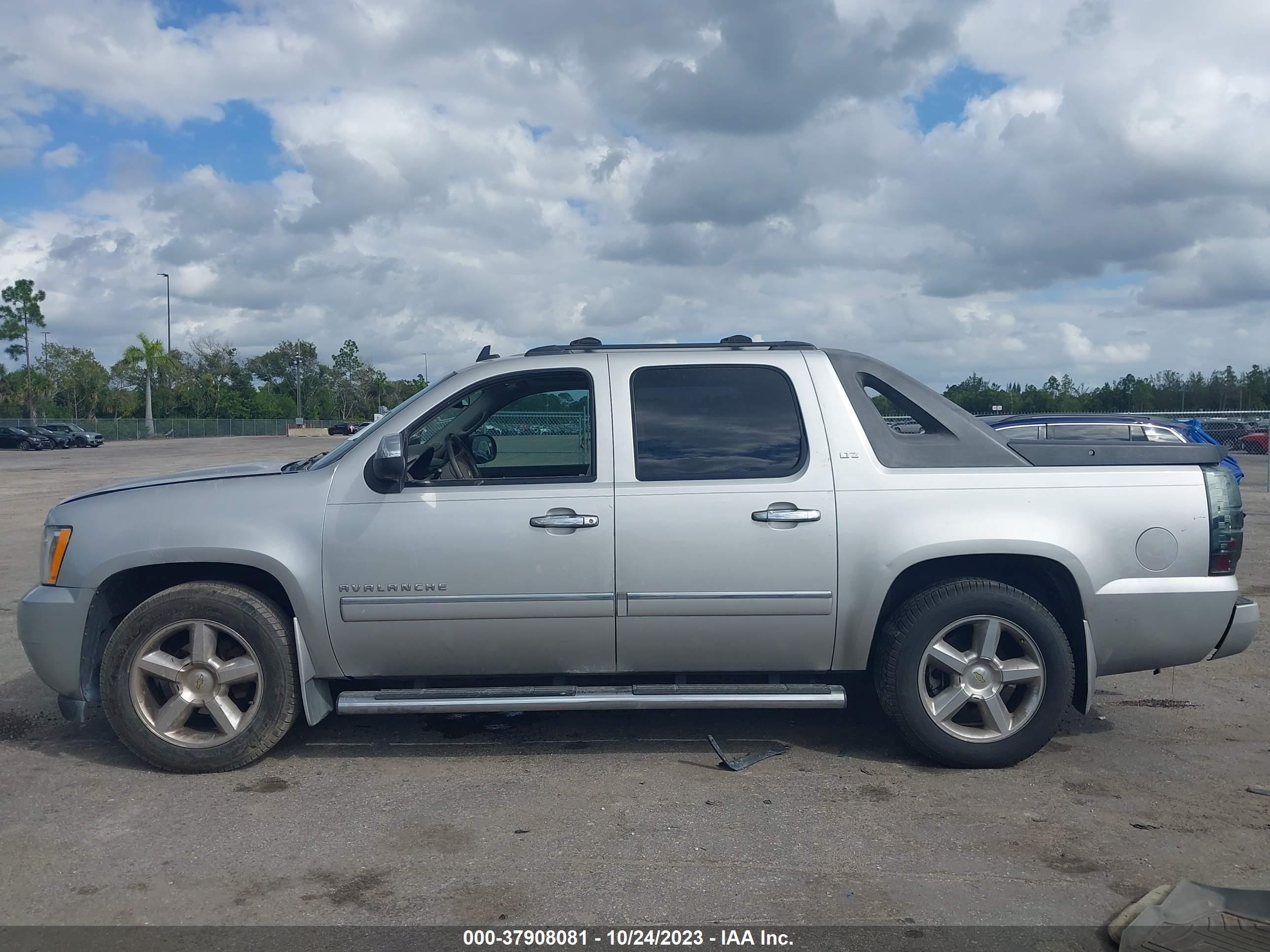 Photo 13 VIN: 3GNNCGE04AG107880 - CHEVROLET AVALANCHE 