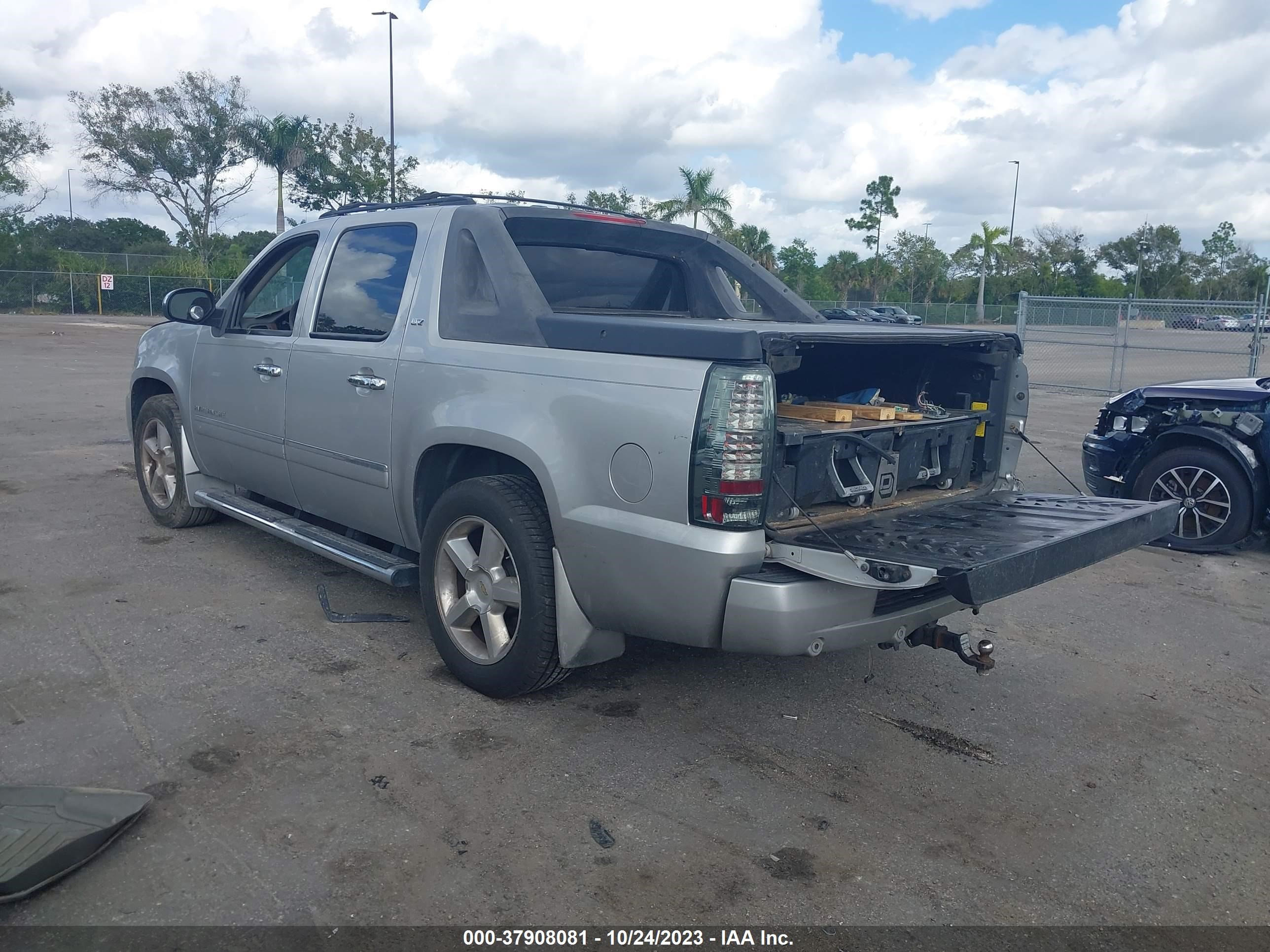 Photo 2 VIN: 3GNNCGE04AG107880 - CHEVROLET AVALANCHE 