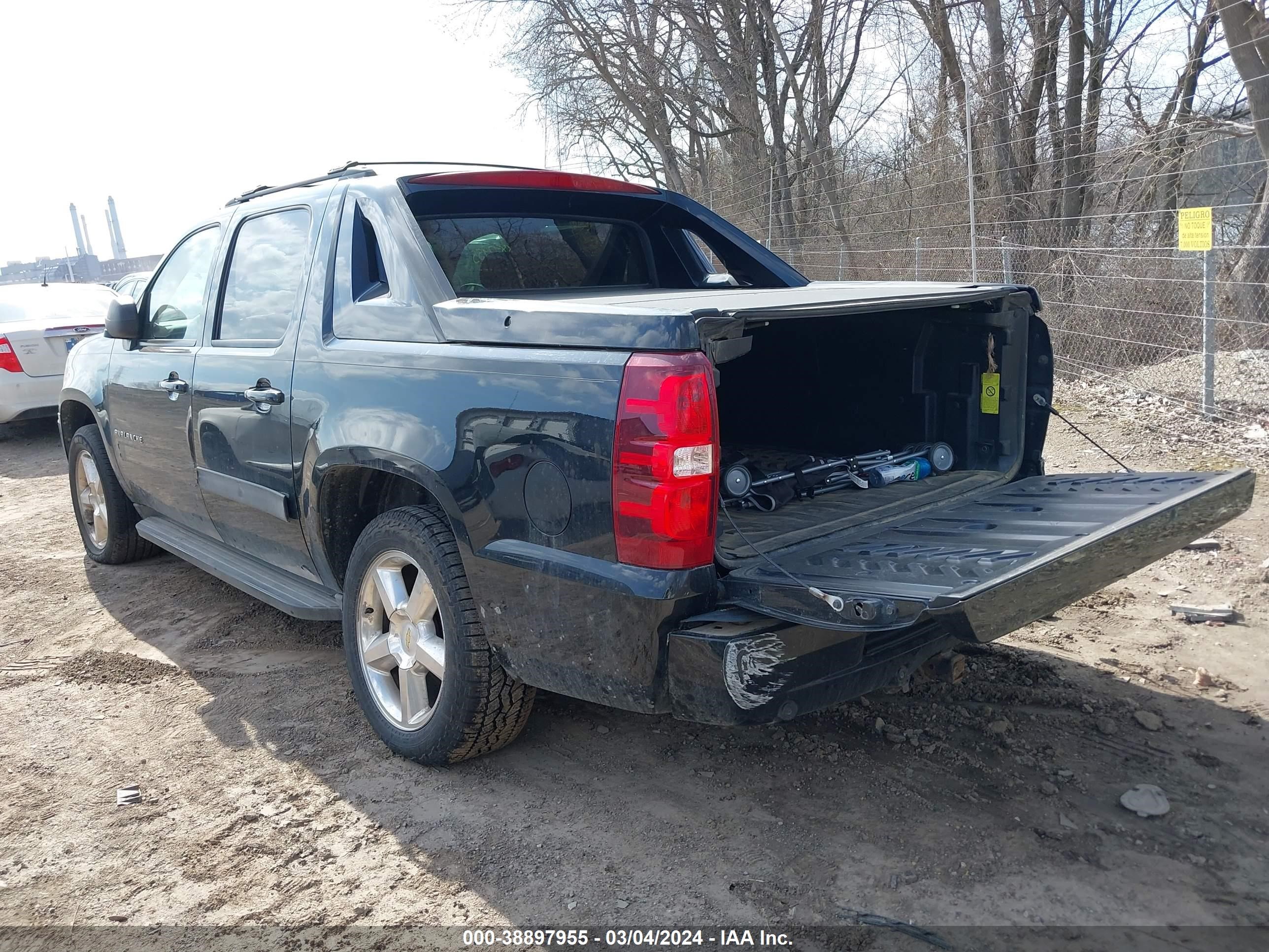 Photo 2 VIN: 3GNTKEE33BG390265 - CHEVROLET AVALANCHE 