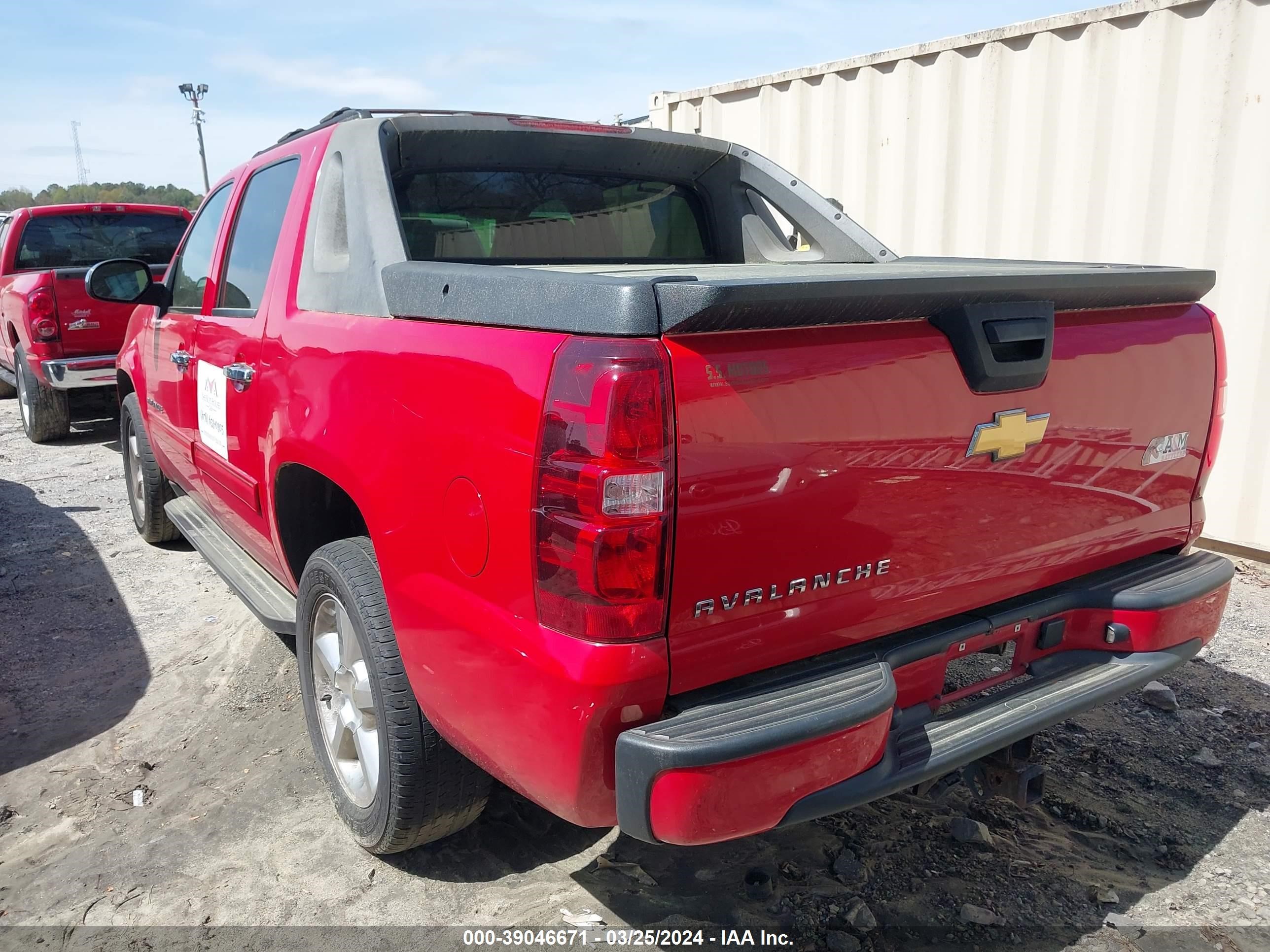 Photo 2 VIN: 3GNTKEE74CG182187 - CHEVROLET AVALANCHE 