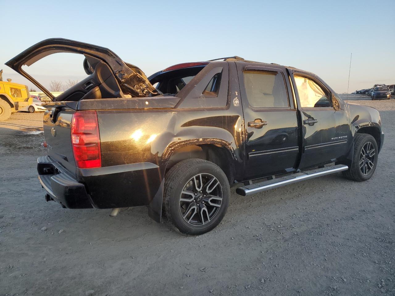 Photo 2 VIN: 3GNTKFE71DG208994 - CHEVROLET AVALANCHE 